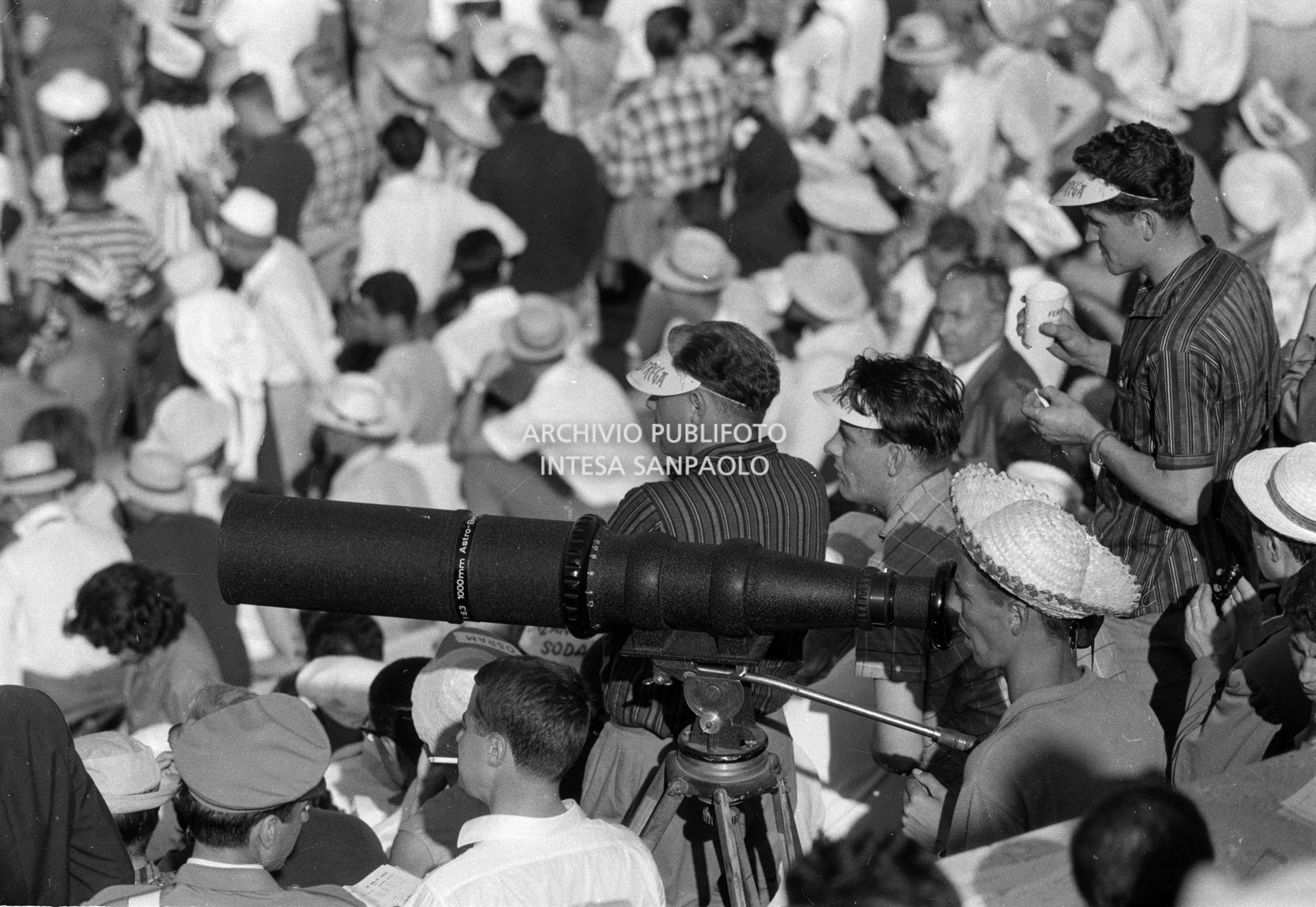 Un fotografo osserva i giochi olimpici attraverso un teleobiettivo 1000mm su cavalletto,  XVII Olimpiade a Roma