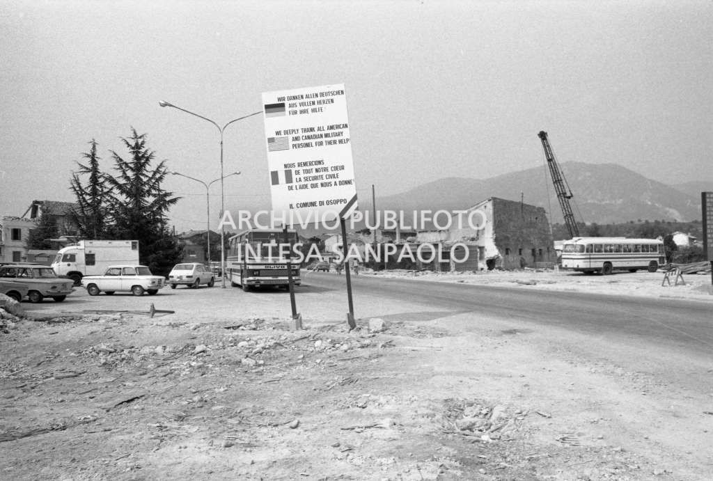 Comune di Osoppo, un cartello ringrazia in tedesco, inglese e francese gli aiuti ricevuti in occasione del terremoto