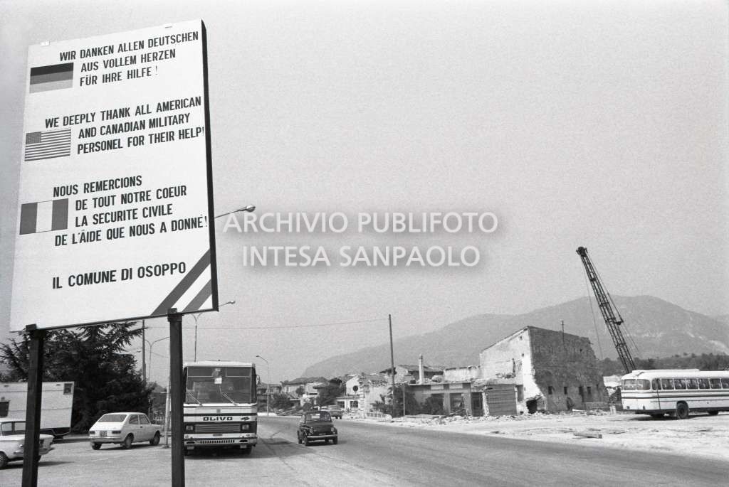 Comune di Osoppo, un cartello ringrazia in tedesco, inglese e francese gli aiuti ricevuti in occasione del terremoto