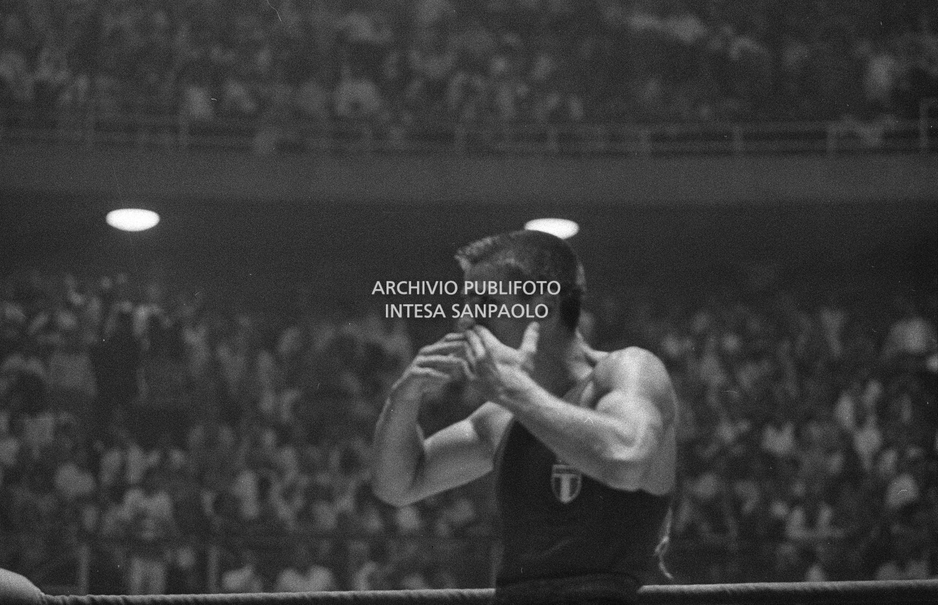 Il pugile Nino Benvenuti, che vincerà l'oro nella categoria pesi welter, alla XVII Olimpiade a Roma