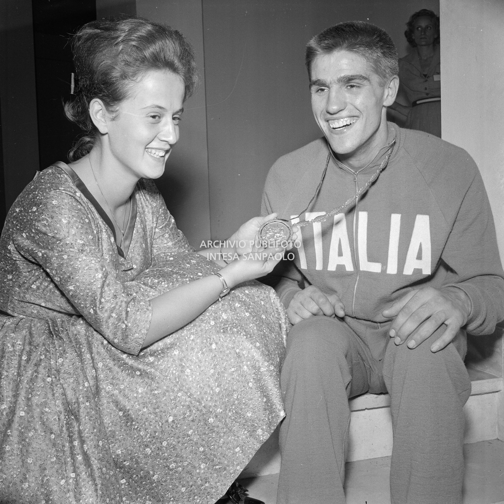 Il pugile Nino Benvenuti, che vincerà l'oro nella categoria pesi welter, con la fidanzata Giuliana Fonzari, XVII Olimpiade a Roma
