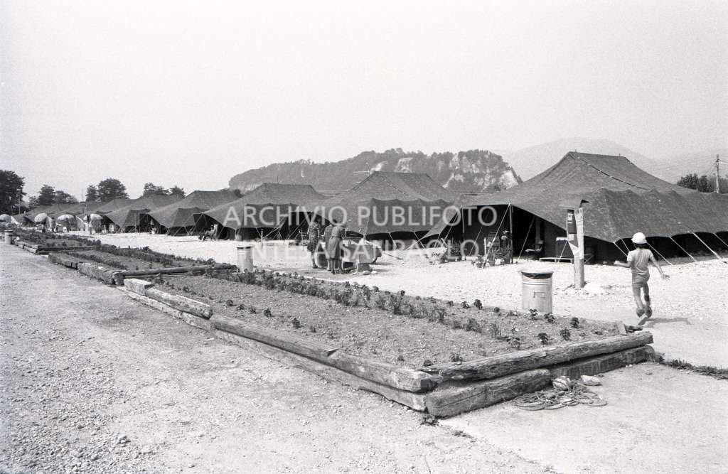 Tende da campo per ospitare la popolazione colpita dal terremoto