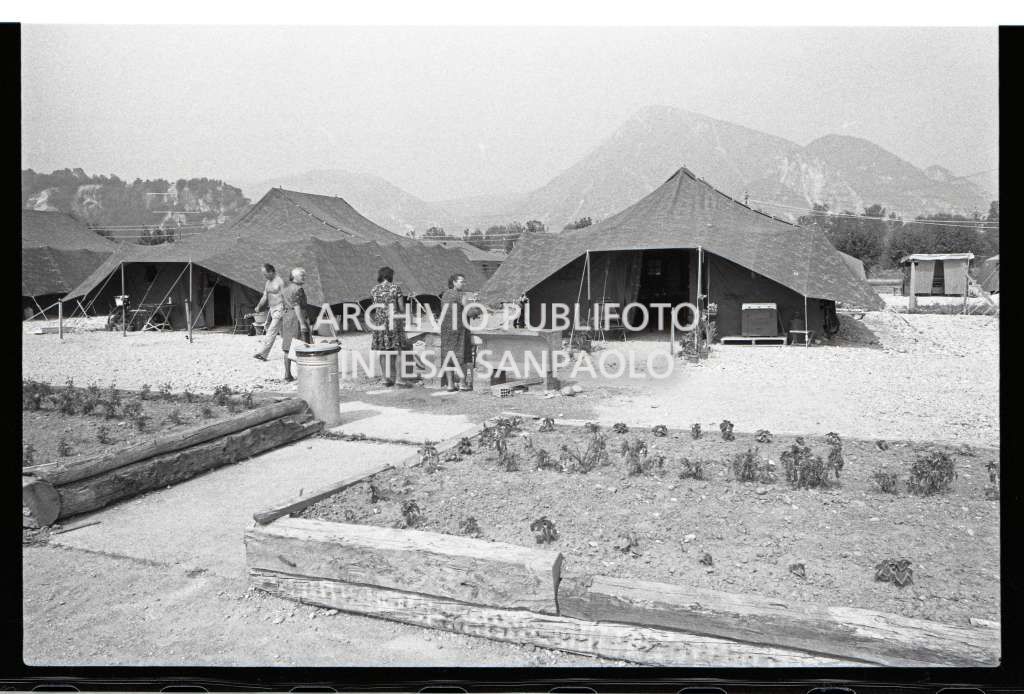 Tende da campo per ospitare la popolazione colpita dal terremoto