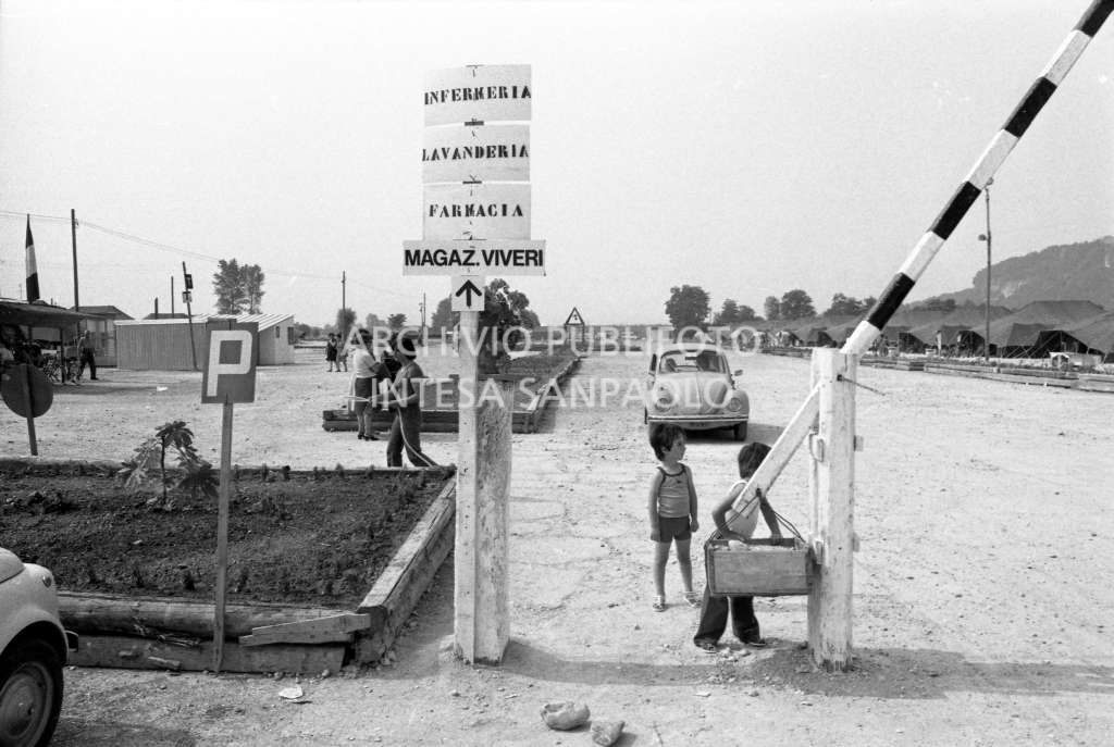 Ingresso alla zona attrezzata con tende da campo per ospitare la popolazione colpita dal terremoto