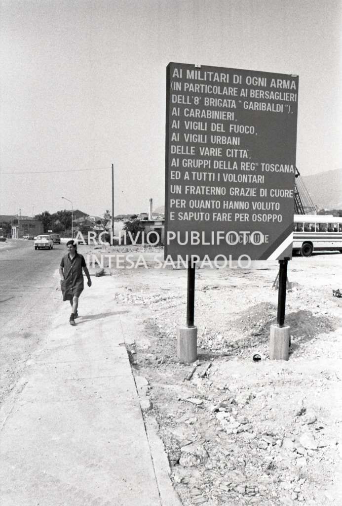 Comune di Osoppo, un cartello ringrazia le forze dell'ordine e i volontari per  gli aiuti ricevuti in occasione del terremoto