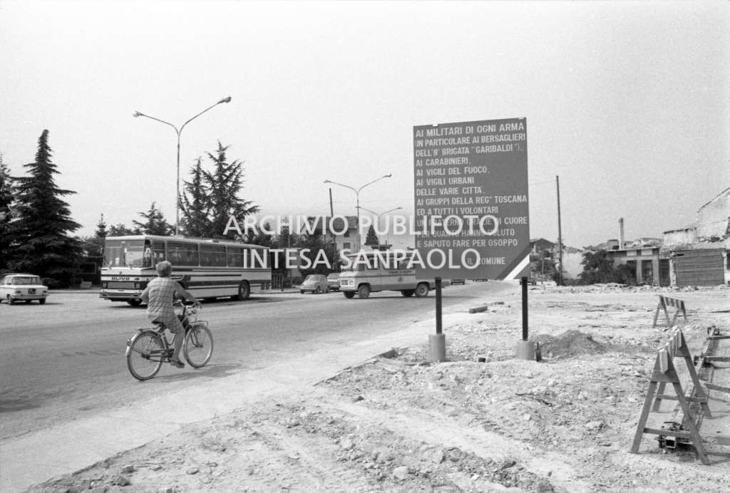 Comune di Osoppo, un cartello ringrazia le forze dell'ordine e i volontari per  gli aiuti ricevuti in occasione del terremoto