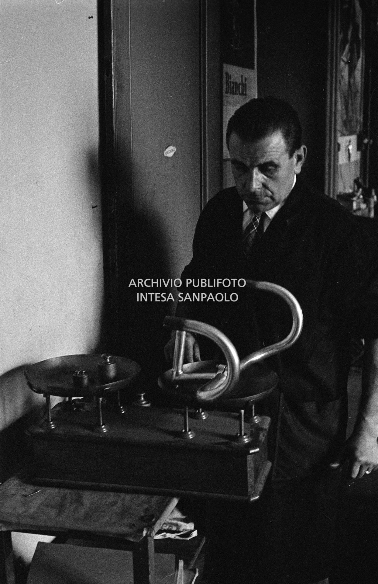 Il meccanico Giuseppe De Grandi, detto Pinella, pesa il manubrio di una bicicletta durante la preparazione di quella per Roger Rivière con la quale,  di lì a tre giorni, il ciclista francese si sarebbe aggiudicato il record dell'ora