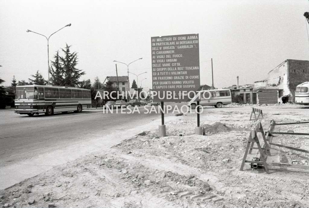 Comune di Osoppo, un cartello ringrazia le forze dell'ordine e i volontari per  gli aiuti ricevuti in occasione del terremoto