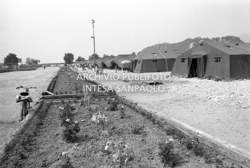 Tende da campo per ospitare la popolazione colpita dal terremoto