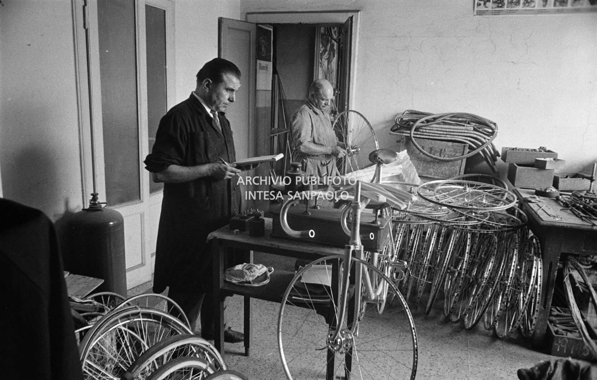 Il meccanico Giuseppe De Grandi, detto Pinella, prepara la bicicletta di Roger Rivière in vista del record dell'ora che il ciclista francese si sarebbe aggiudicato di lì a tre giorni