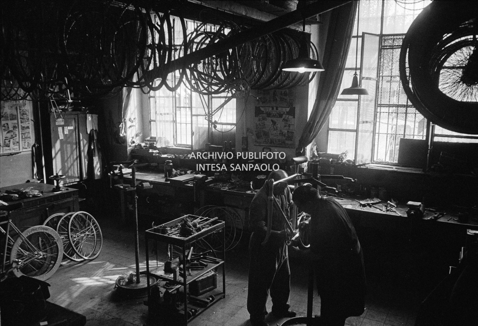 Il meccanico Giuseppe De Grandi, detto Pinella, prepara la bicicletta di Roger Rivière in vista del record dell'ora che il ciclista francese si sarebbe aggiudicato di lì a tre giorni