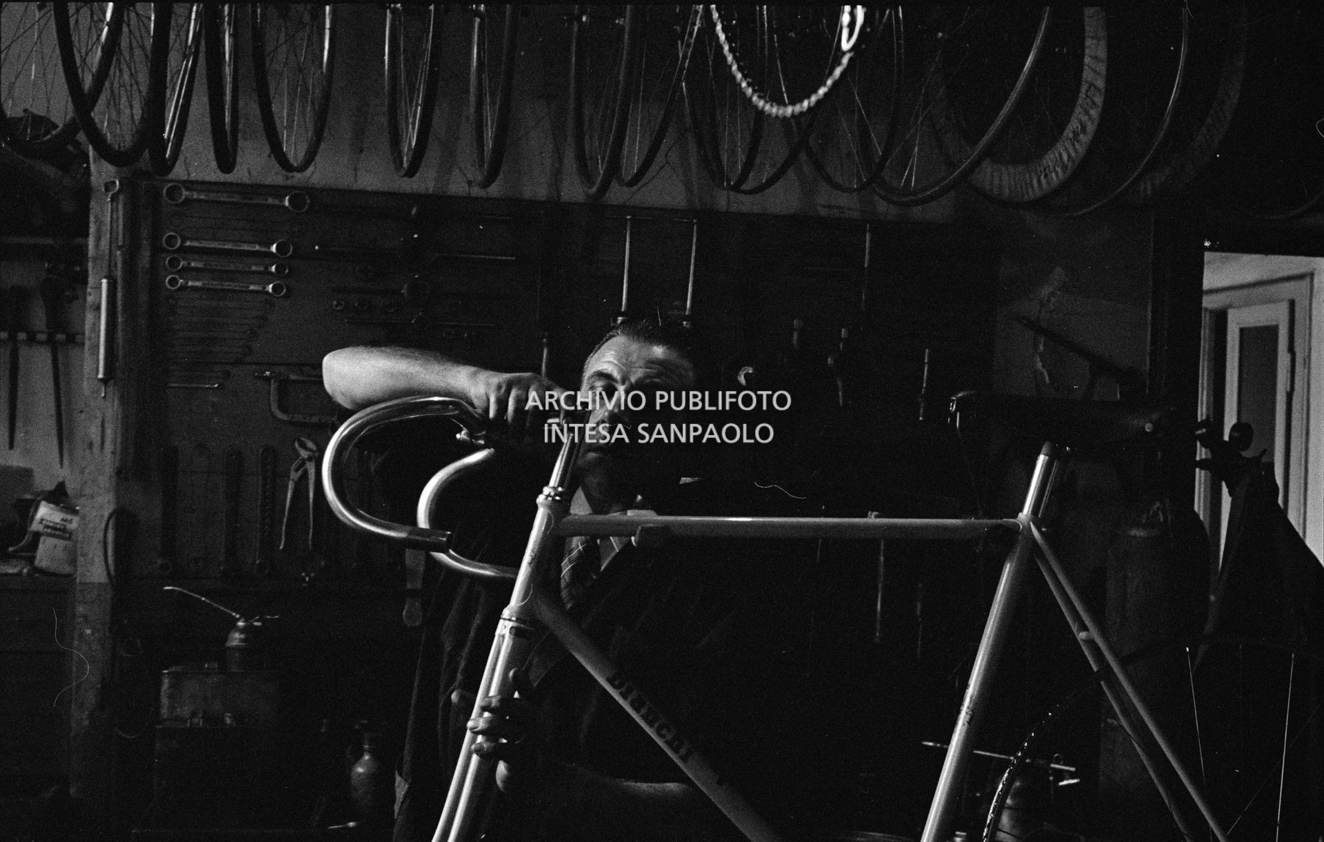 Il meccanico Giuseppe De Grandi, detto Pinella, prepara la bicicletta di Roger Rivière in vista del record dell'ora che il ciclista francese si sarebbe aggiudicato di lì a tre giorni