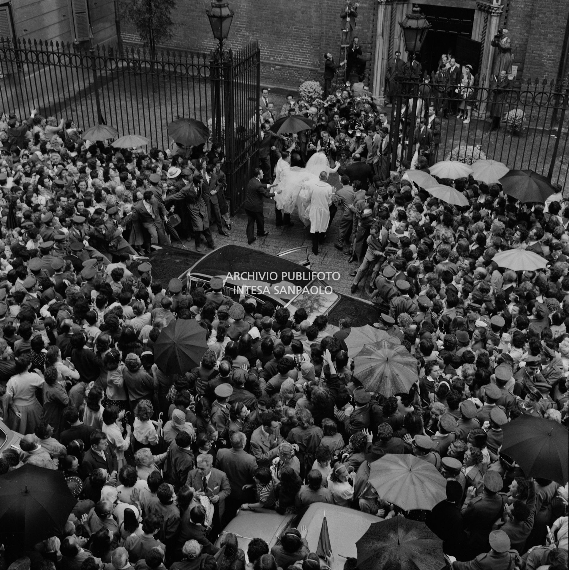 Folla di curiosi assiste all'ingresso di Edy Campagnoli in abito da sposa, nella chiesa di San Gottardo in Corte a Milano, il giorno del suo matrimonio con il calciatore Lorenzo Buffon