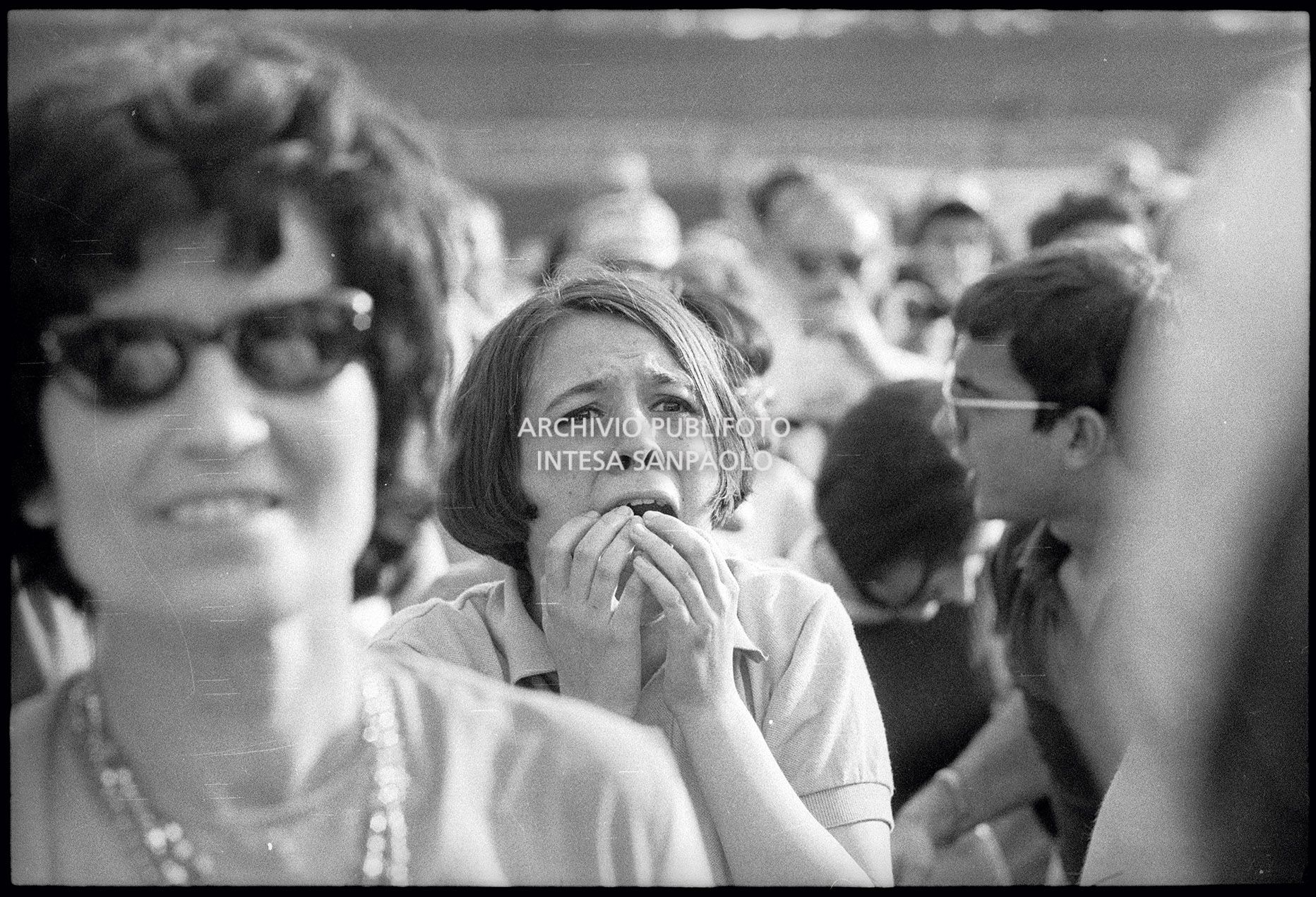 Una ragazza in delirio tra il pubblico al concerto pomeridiano dei Beatles al Vigorelli di Milano