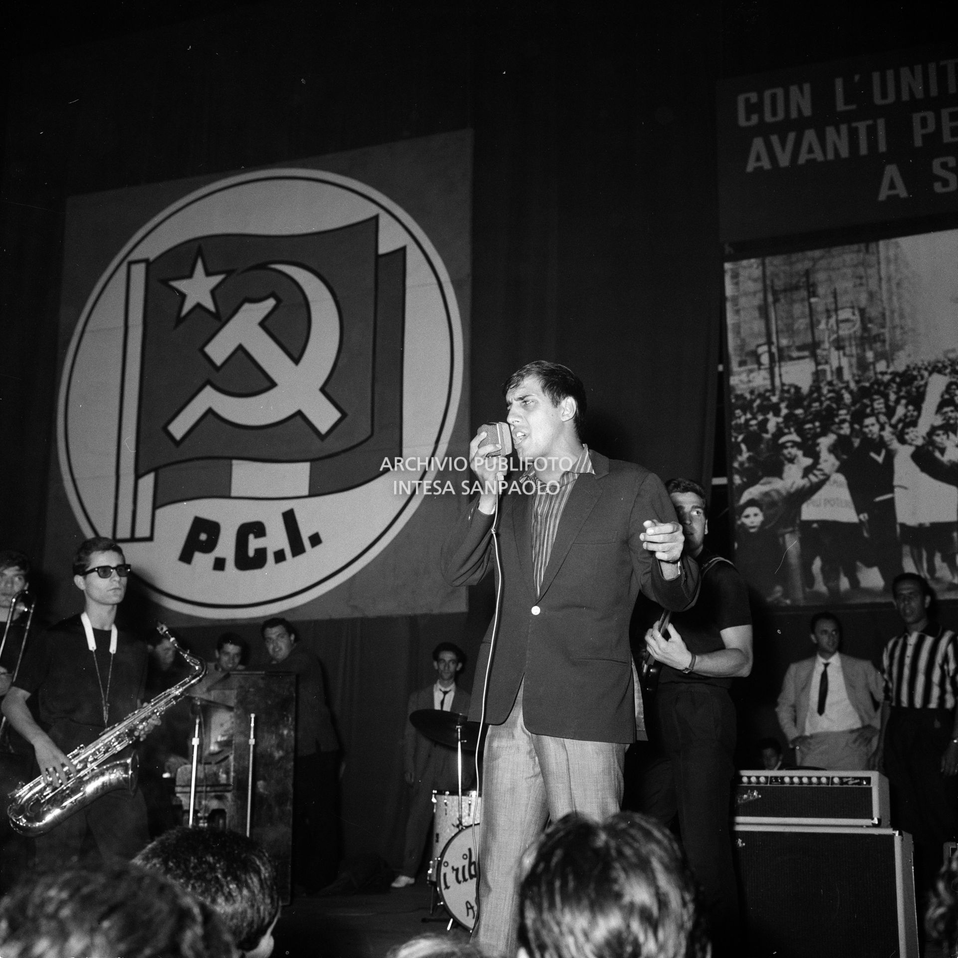 Adriano Celentano, con il gruppo I Ribelli, si esibisce in occasione del Festival dell'Unità al Parco Lambro di Milano