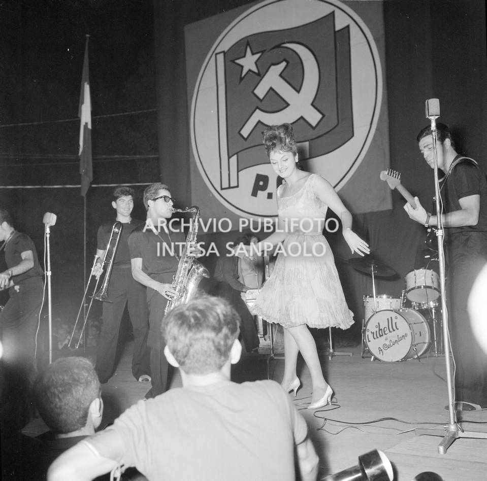 Esibizione dei Ribelli di Adriano Celentano in occasione del Festival dell'Unità al Parco Lambro di Milano