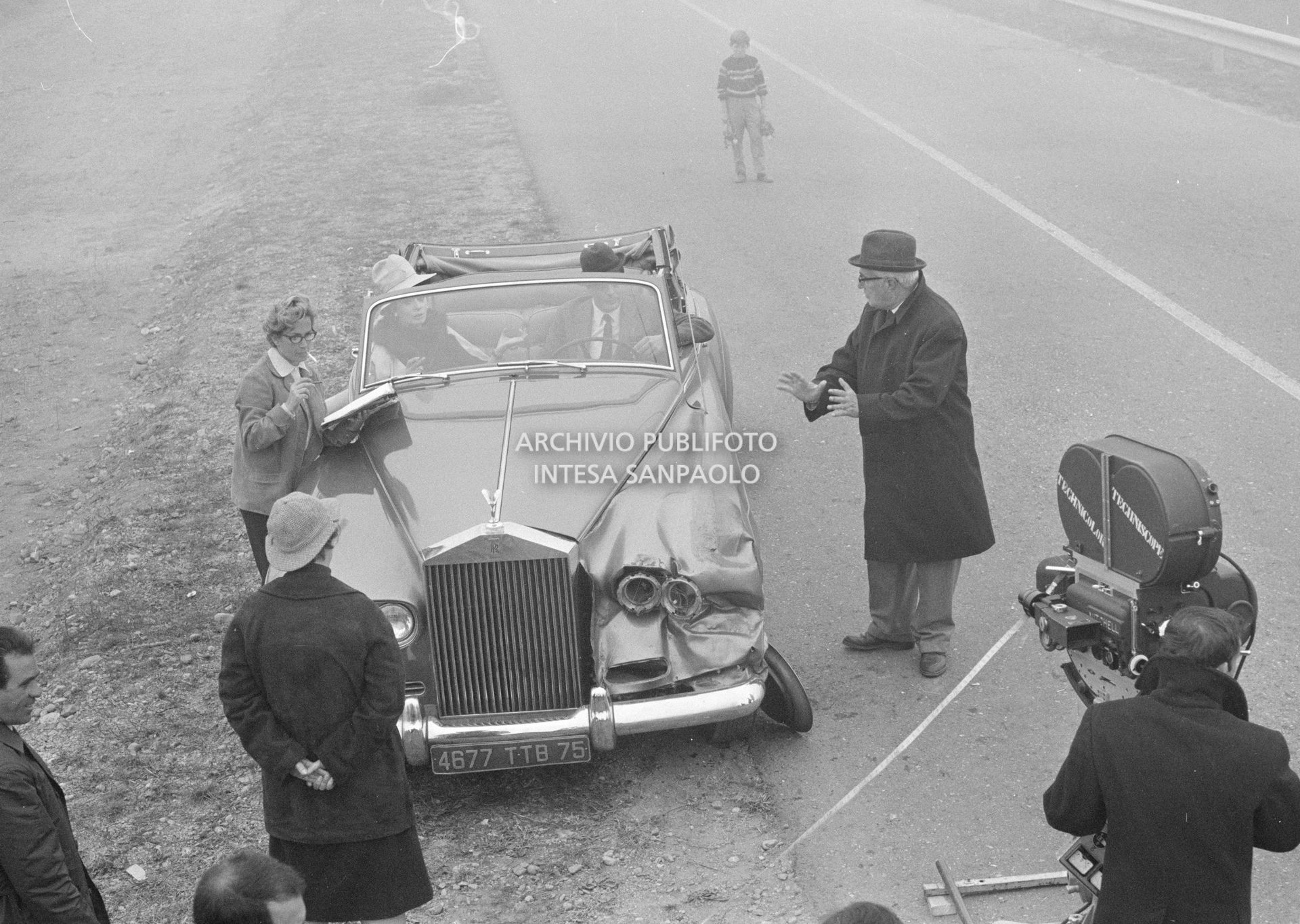 Sophia Loren, Marcello Mastroianni e Vittorio De Sica sul set del secondo episodio, ambientato a Milano, del film "Ieri, oggi, domani"