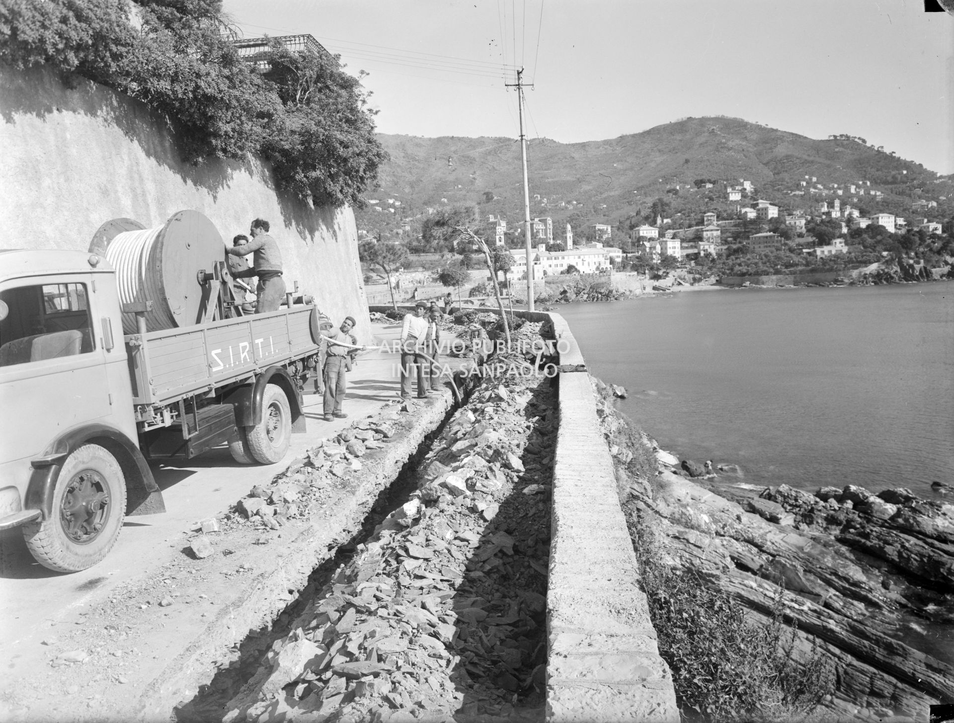 Operai della SIRTI (Società Italiana Reti Telefoniche Interurbane) posano cavi nei pressi di Recco
