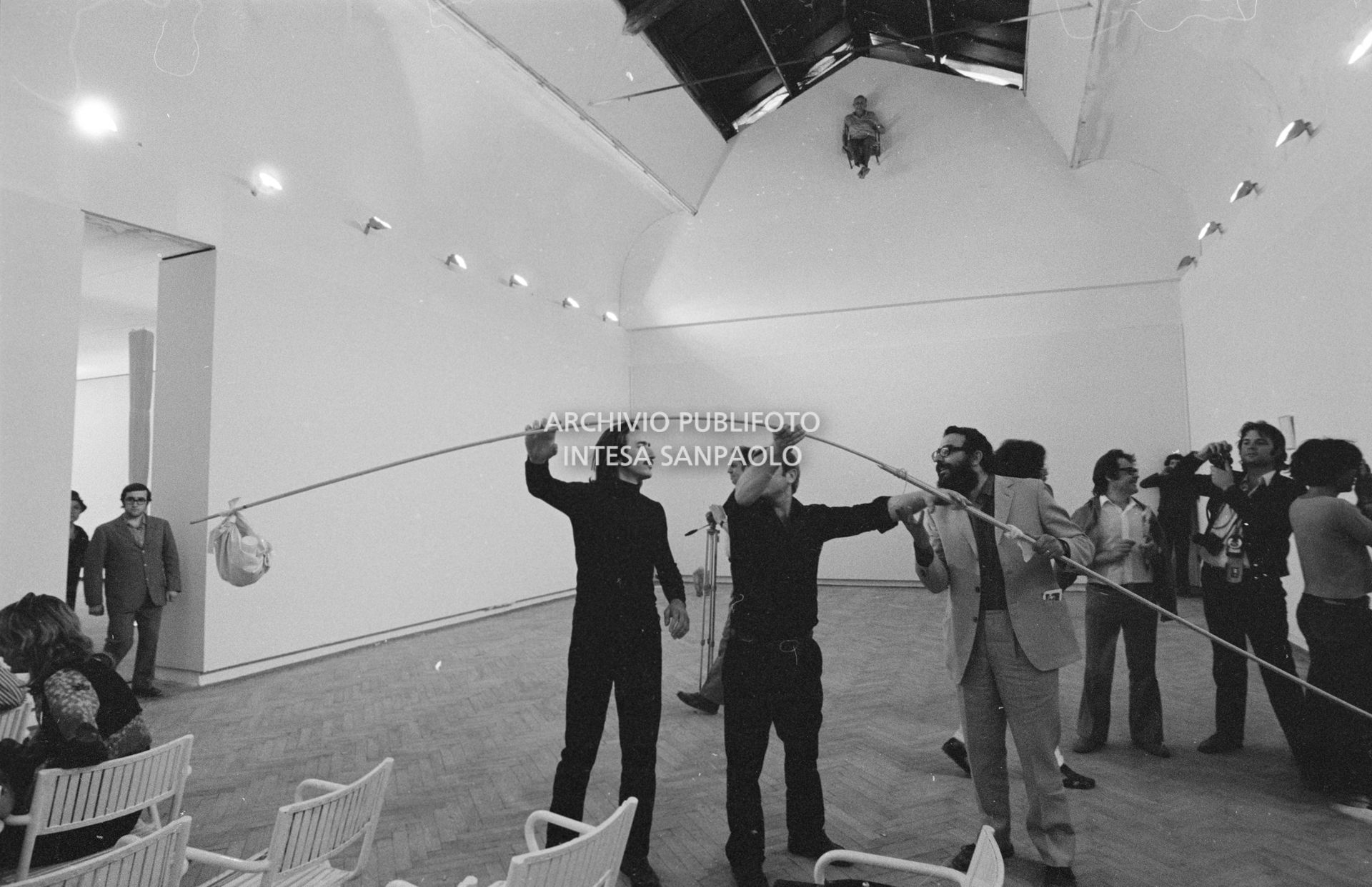 Gino De Dominicis (con i baffi) nello spazio dove ha allestito la propria composizione vivente alla XXXVI Biennale internazionale d'arte di Venezia