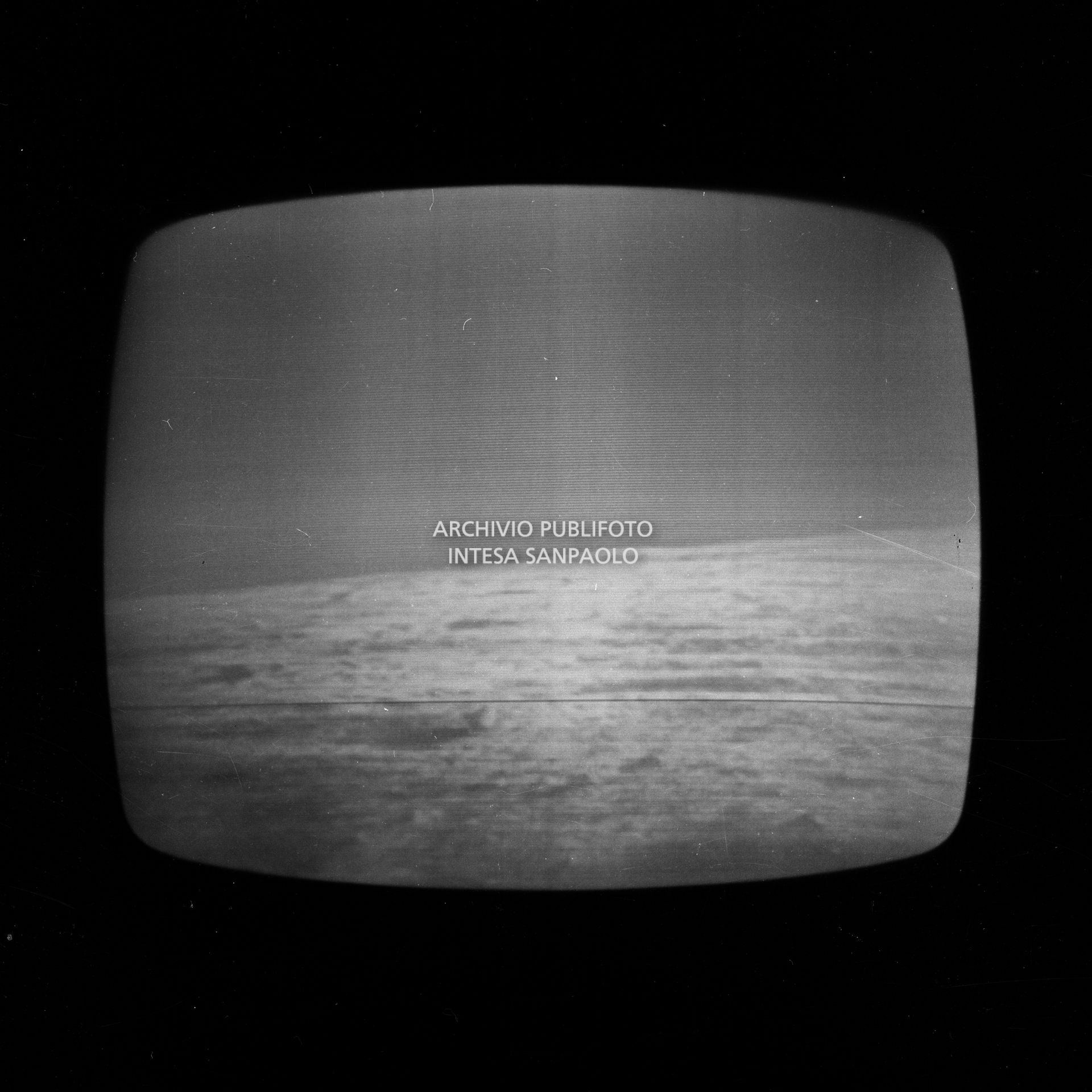 Ripresa dello schermo televisivo che trasmette la storica diretta  dello sbarco sulla luna, durata 28 ore, e condotta dallo studio 3 della RAI di via Teulada a Roma