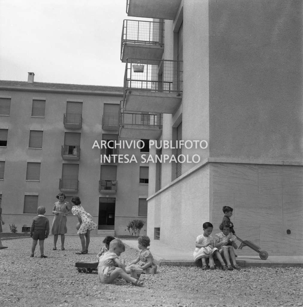 Un gruppo di bambini gioca nel cortile della case per operai della Montecatini ad Affori (Milano)