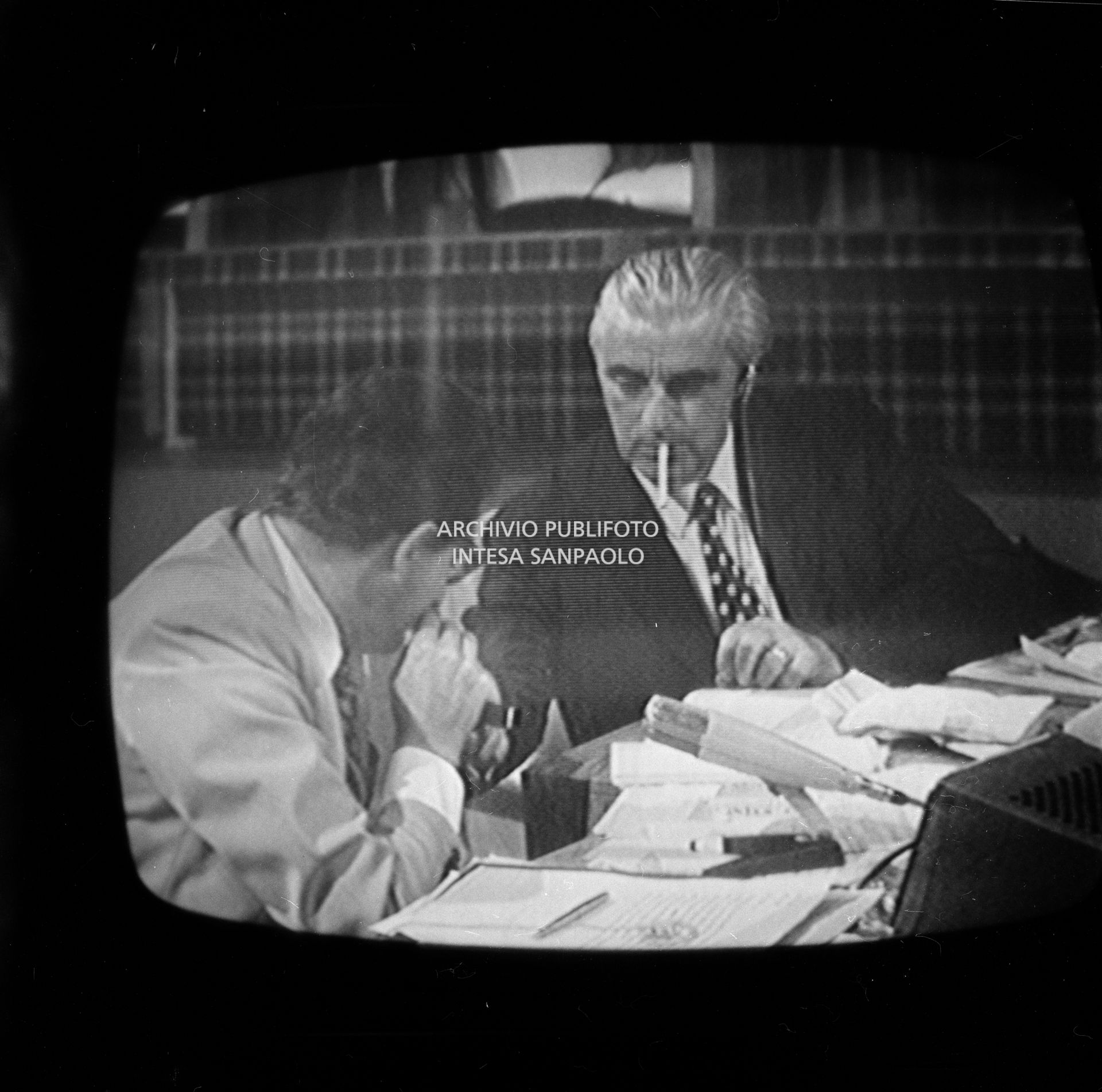 Ripresa dello schermo televisivo che trasmette la storica diretta dello sbarco sulla luna, durata 28 ore, e condotta dallo studio 3 della RAI di via Teulada a Roma qui in collegamento con lo studio di Milano