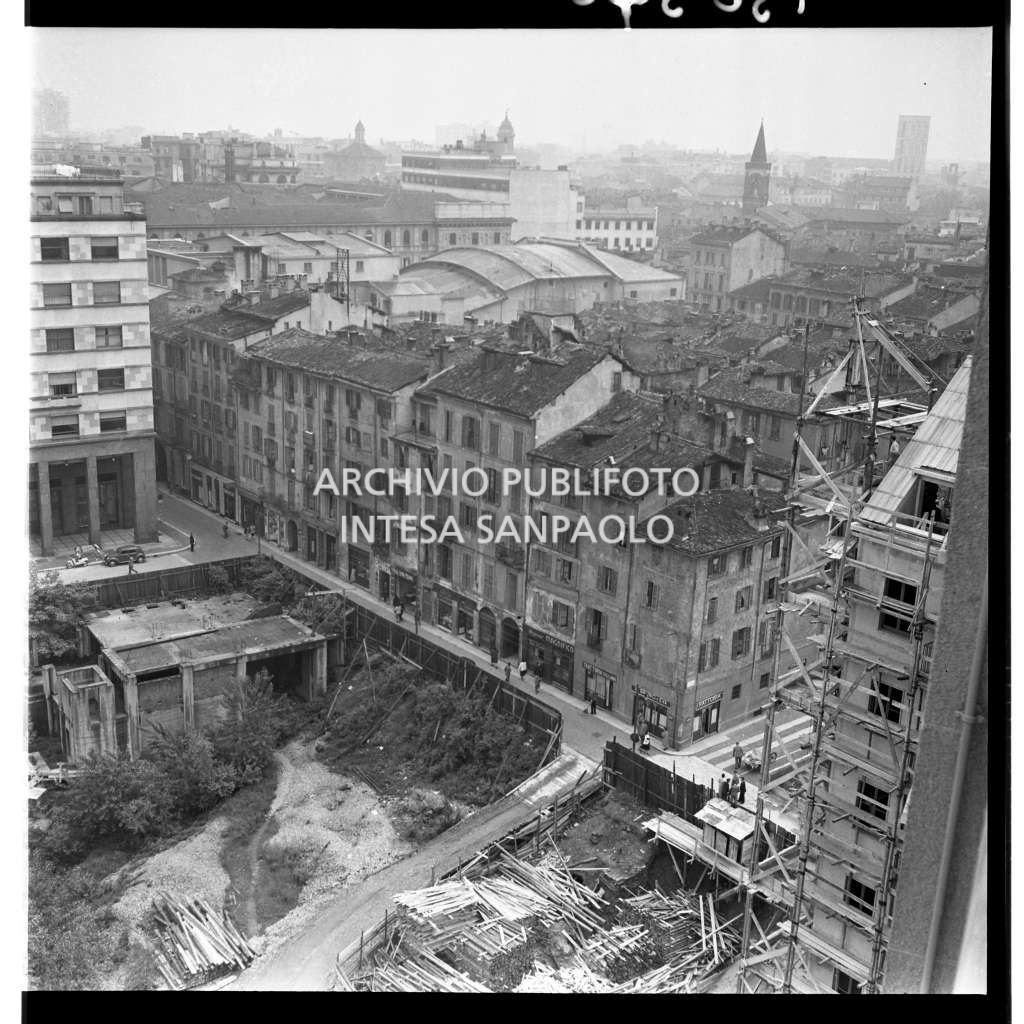 Ripresa dall'alto dei lavori di ricostruzione in piazza Diaz a Milano, nell'antico quartiere del Bottonuto