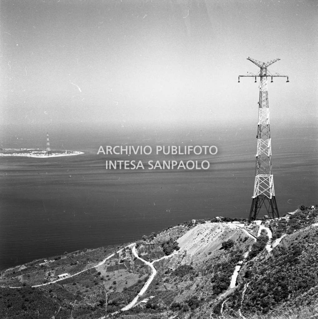 Traliccio della Anidel sullo Stretto di Messina