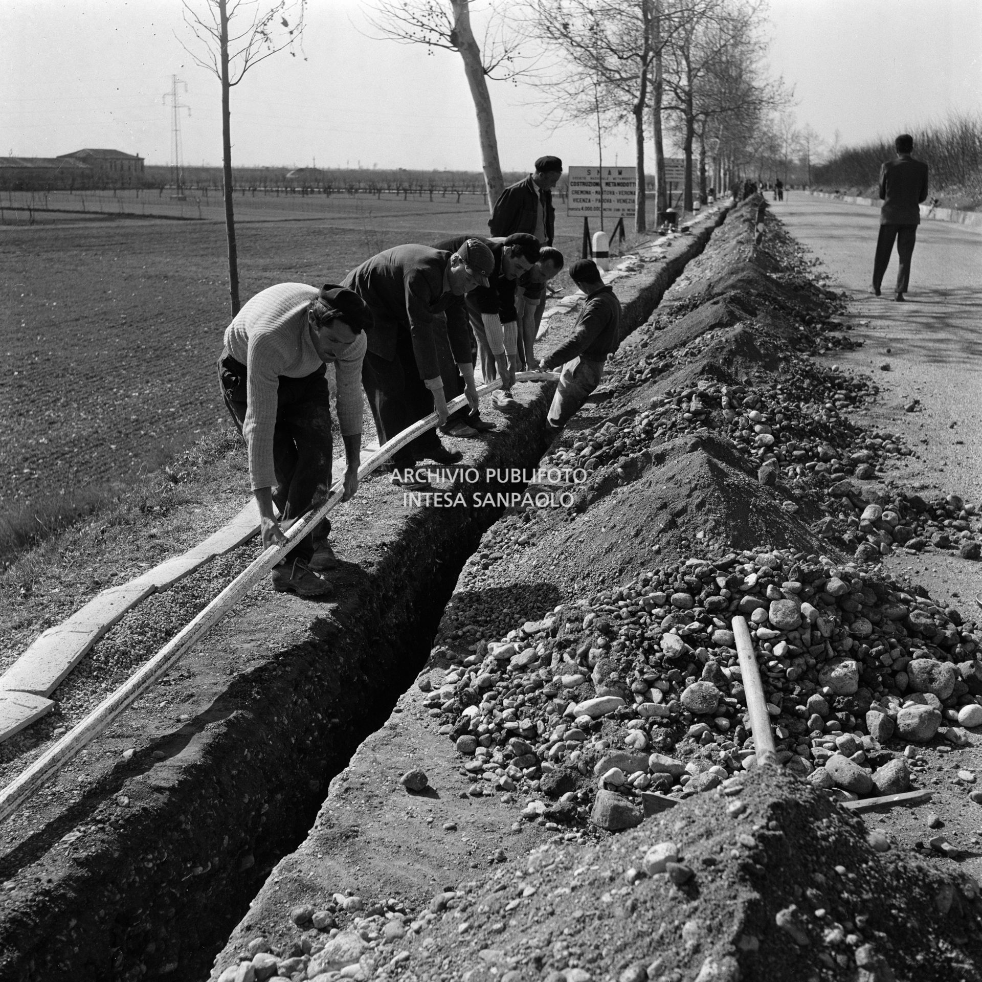 Operai della SIRTI (Società Italiana Reti Telefoniche Interurbane) posano un cavo coassiale lungo la strada provinciale Verona-Soave