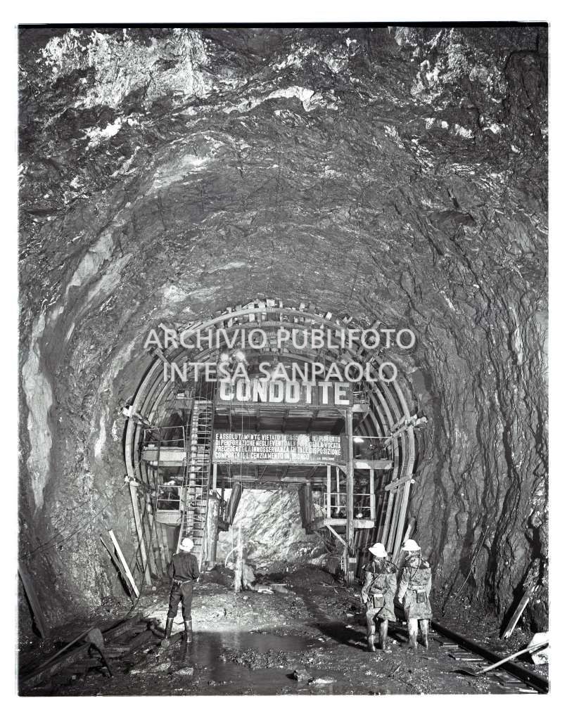 I lavori all'interno del tunnel in costruzione del traforo del Monte Bianco a Courmayeur (Aosta), eseguiti dalla Società Italiana per Condotte d'Acqua