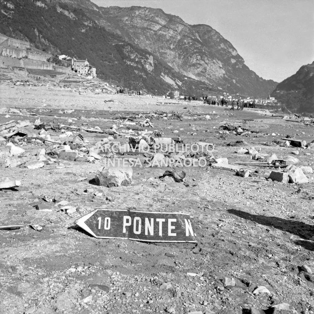 Disastro del Vajont: un cartello stradale abbandonato nel luogo dell'inondazione