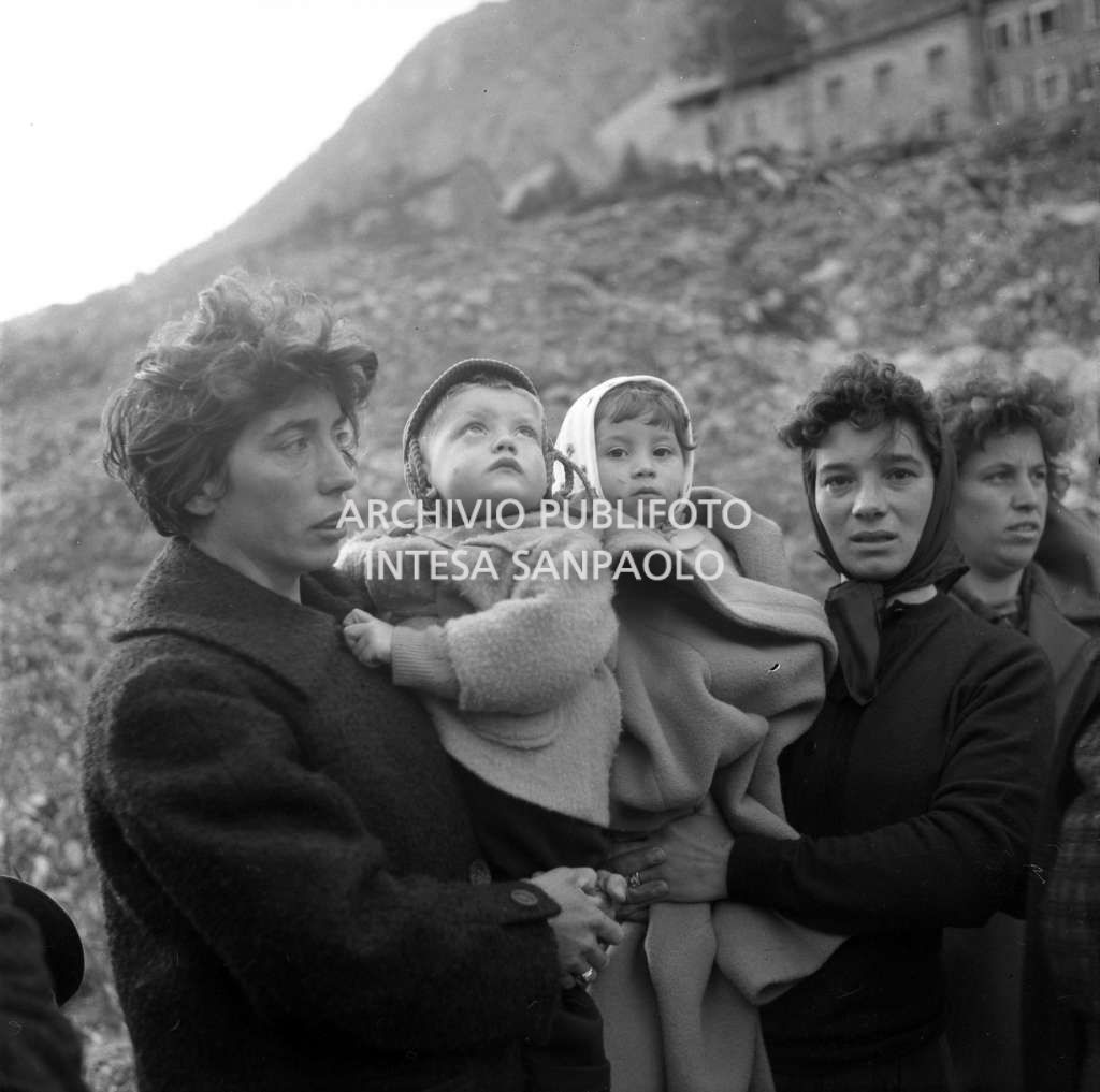 Disastro del Vajont: scampati alla sciagura nel luogo dell'inondazione