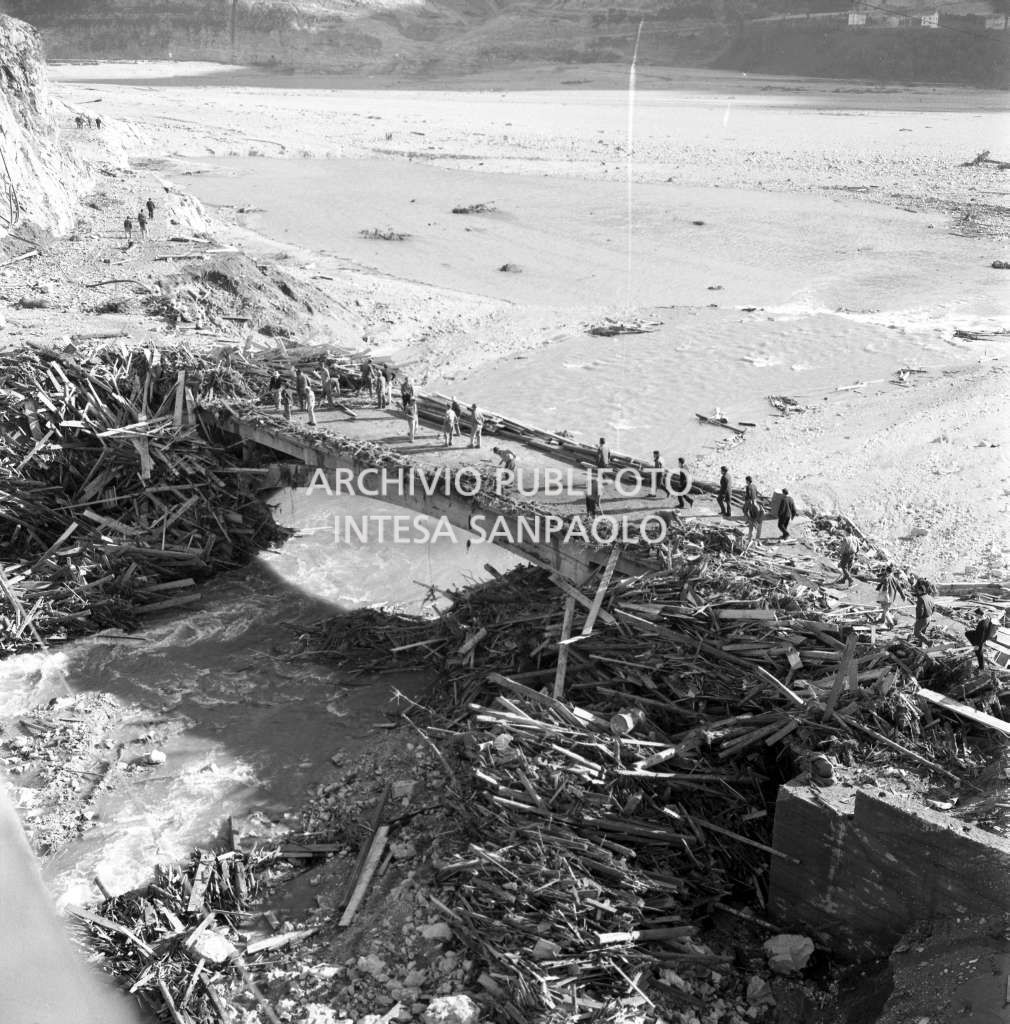Disastro del Vajont: lavori di pulizia su un ponte in uno dei luoghi dell'inondazione
