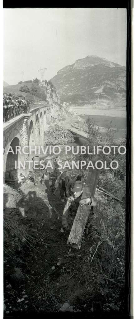 Disastro del Vajont: una piccola folla su un ponte ferroviario