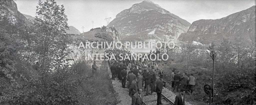 Disastro del Vajont: una piccola folla su un ponte ferroviario