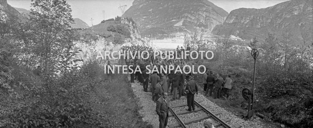 Disastro del Vajont: una piccola folla su un ponte ferroviario