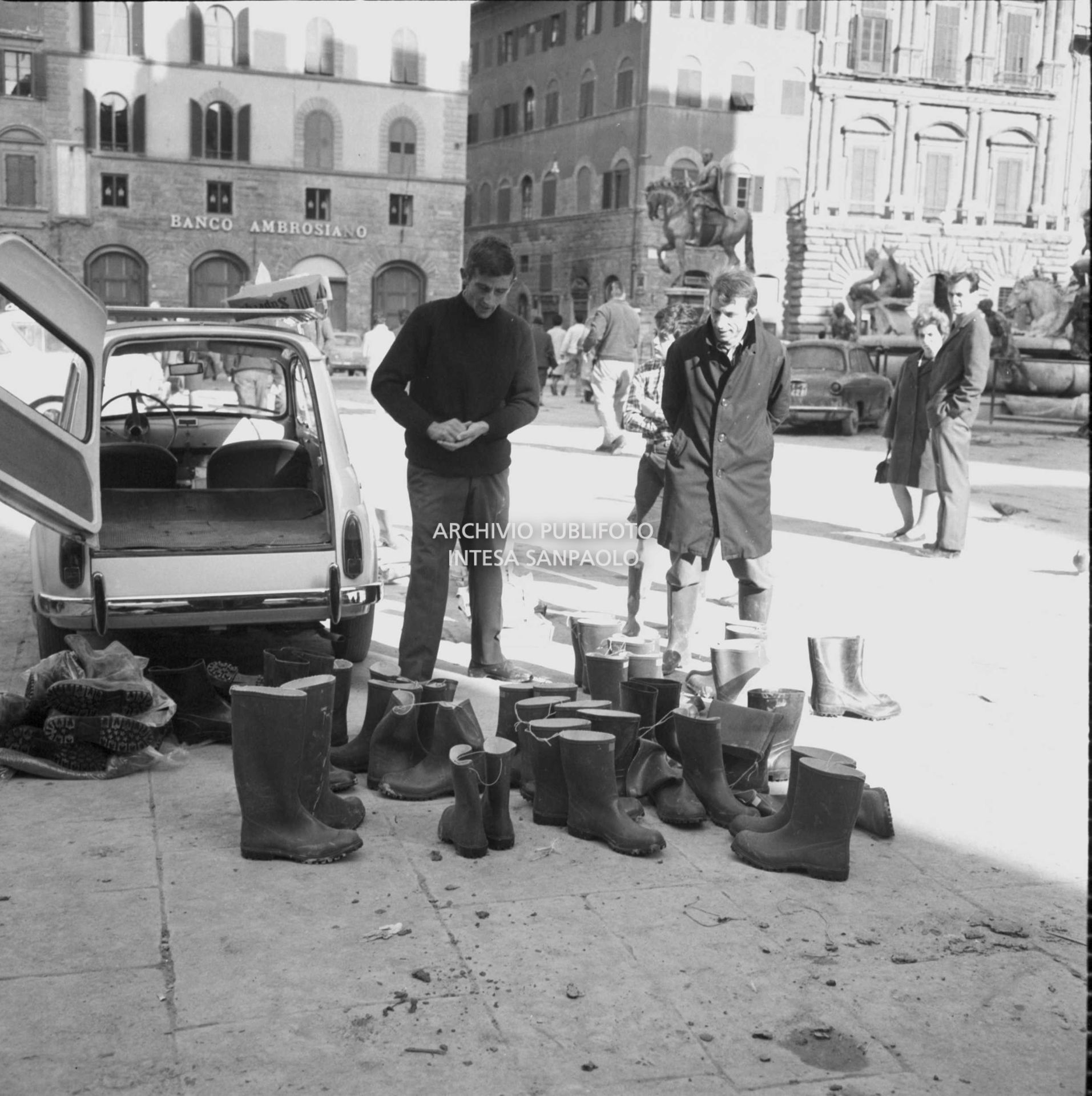 Alluvione di Firenze: vendita stivali di gomma in piazza della Signoria