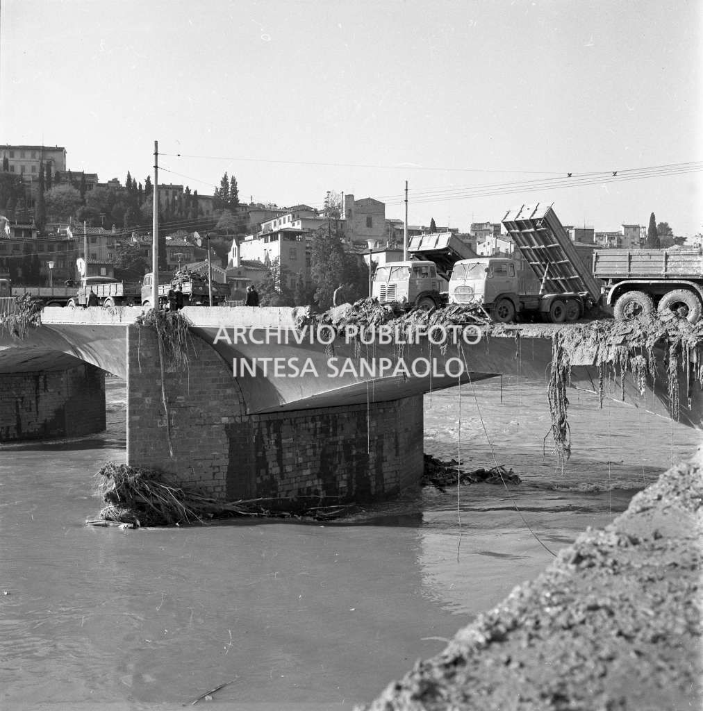 Uno dei ponti di Firenze danneggiati dallo straripamento del fiume Arno