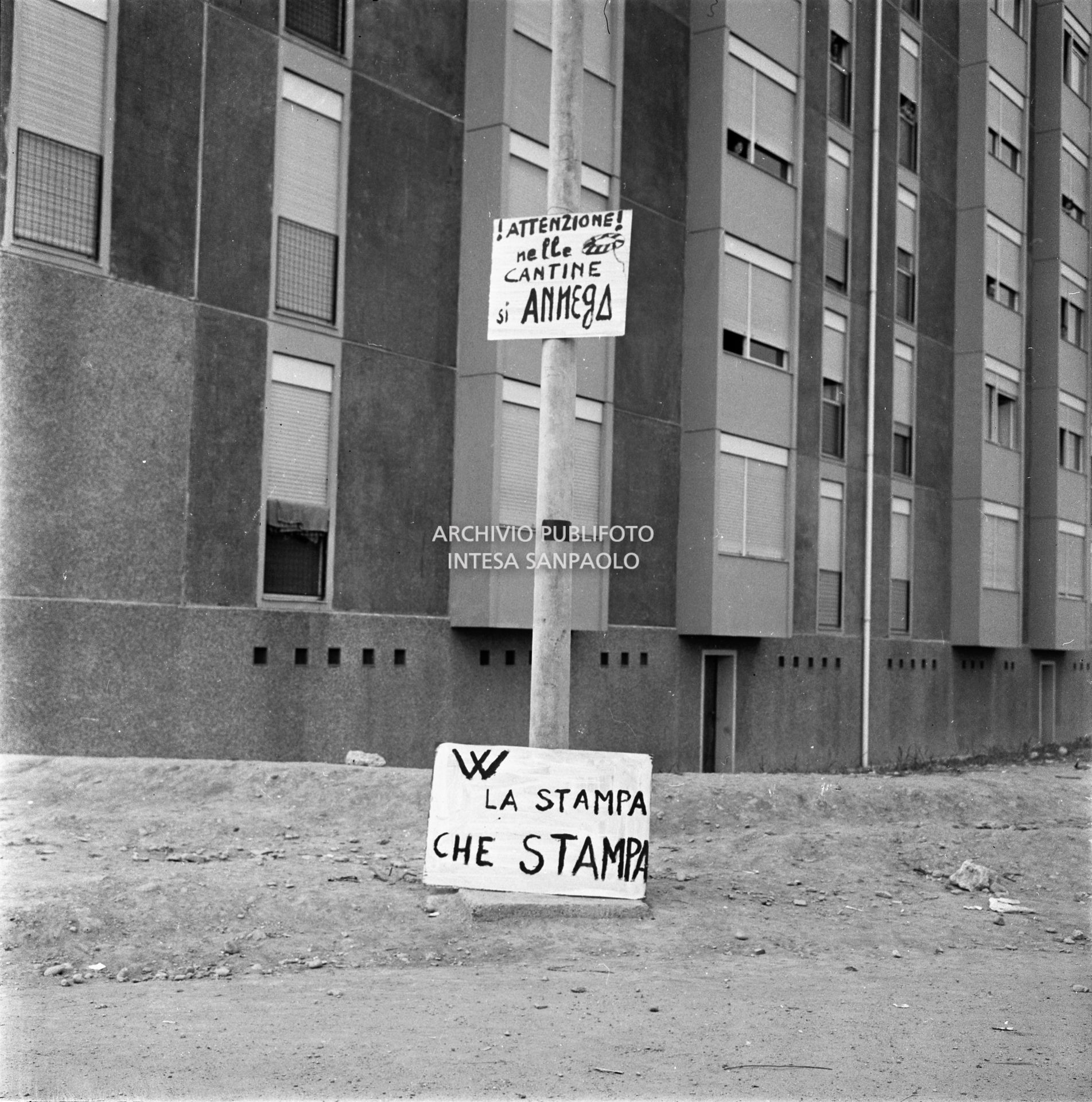 Cartelli di protesta nel nuovo quartiere Gallaratese