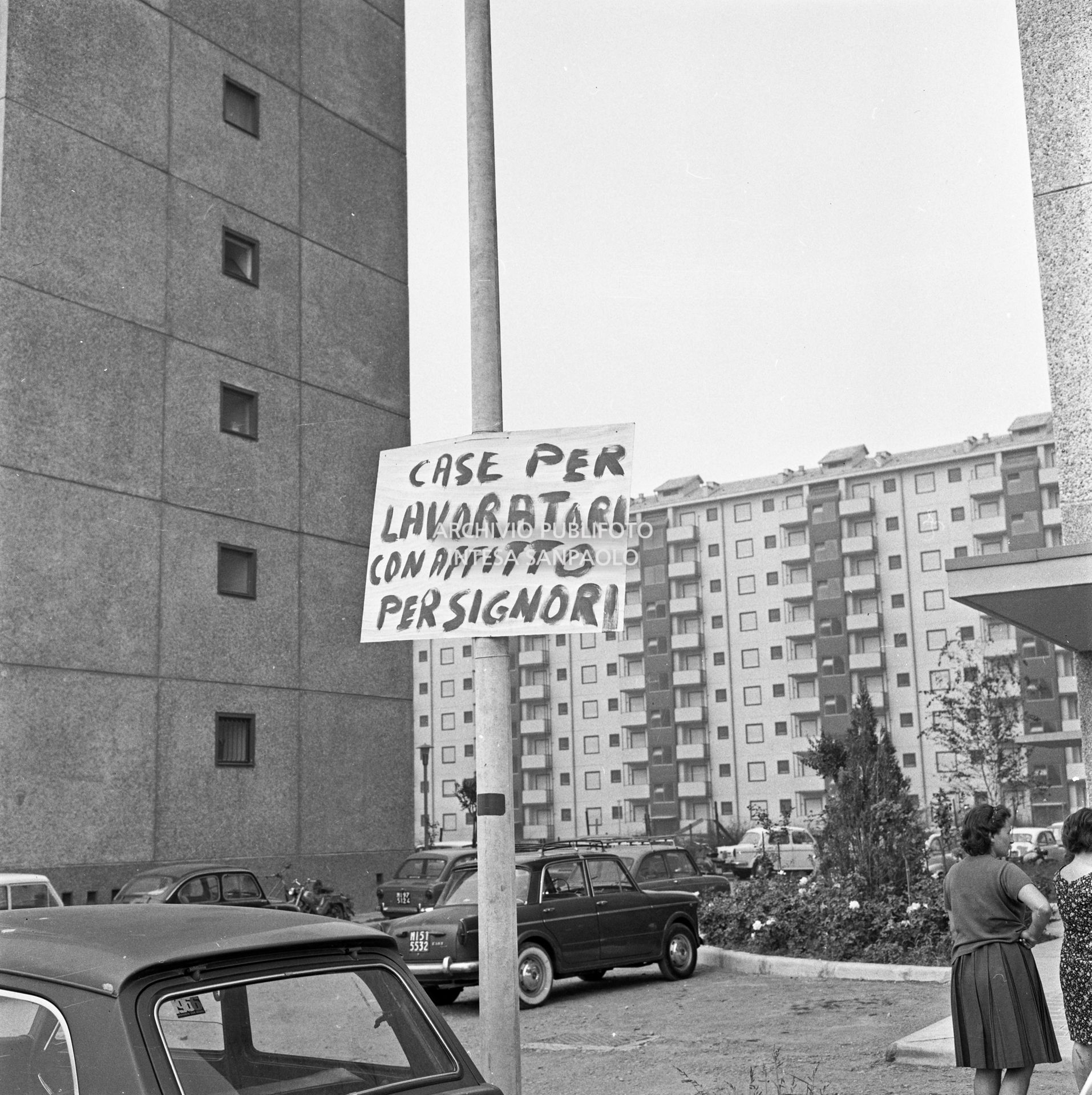 Cartello di protesta per gli affitti troppo cari nei pressi dei nuovi appartamenti nel nuovo quartiere Gallaratese