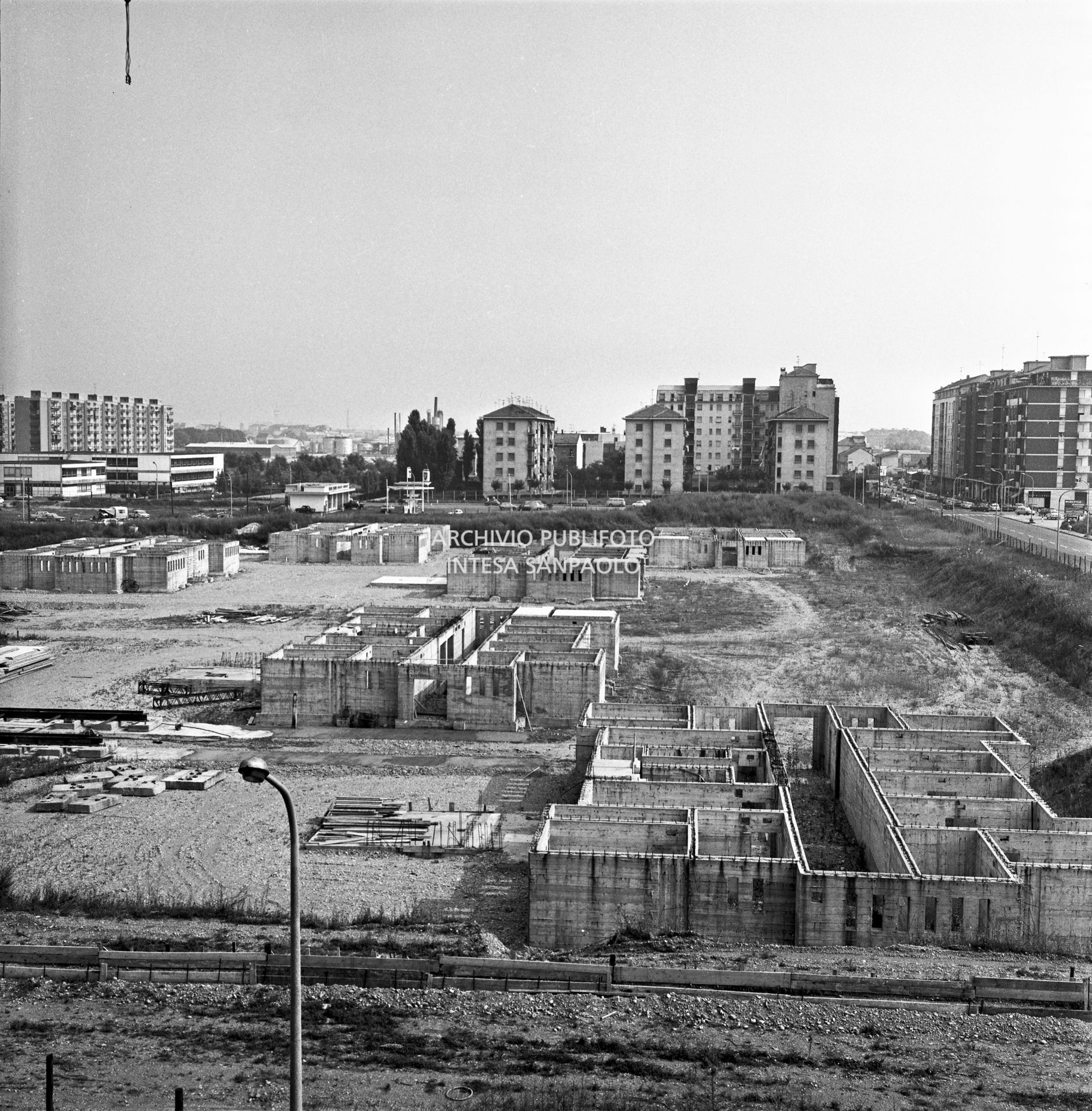 Vista sul cantiere per la costruzione delle Torri di via Lessona - via De Roberto