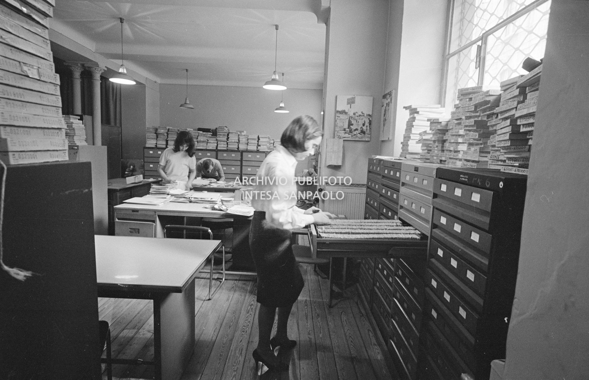 Al lavoro nell'archivio dell'agenzia Publifoto di Milano
