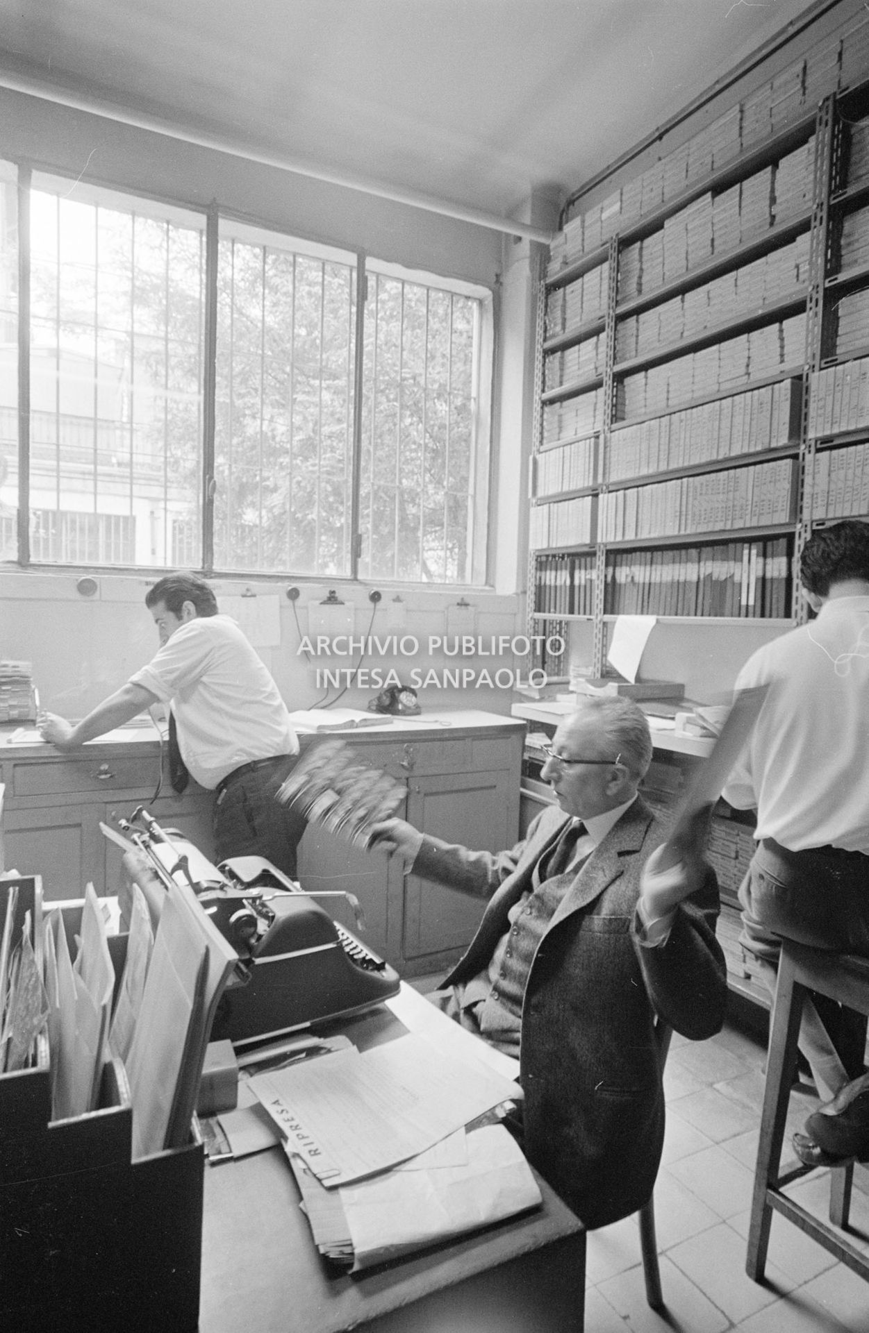 Personale al lavoro all'agenzia Publifoto di Milano