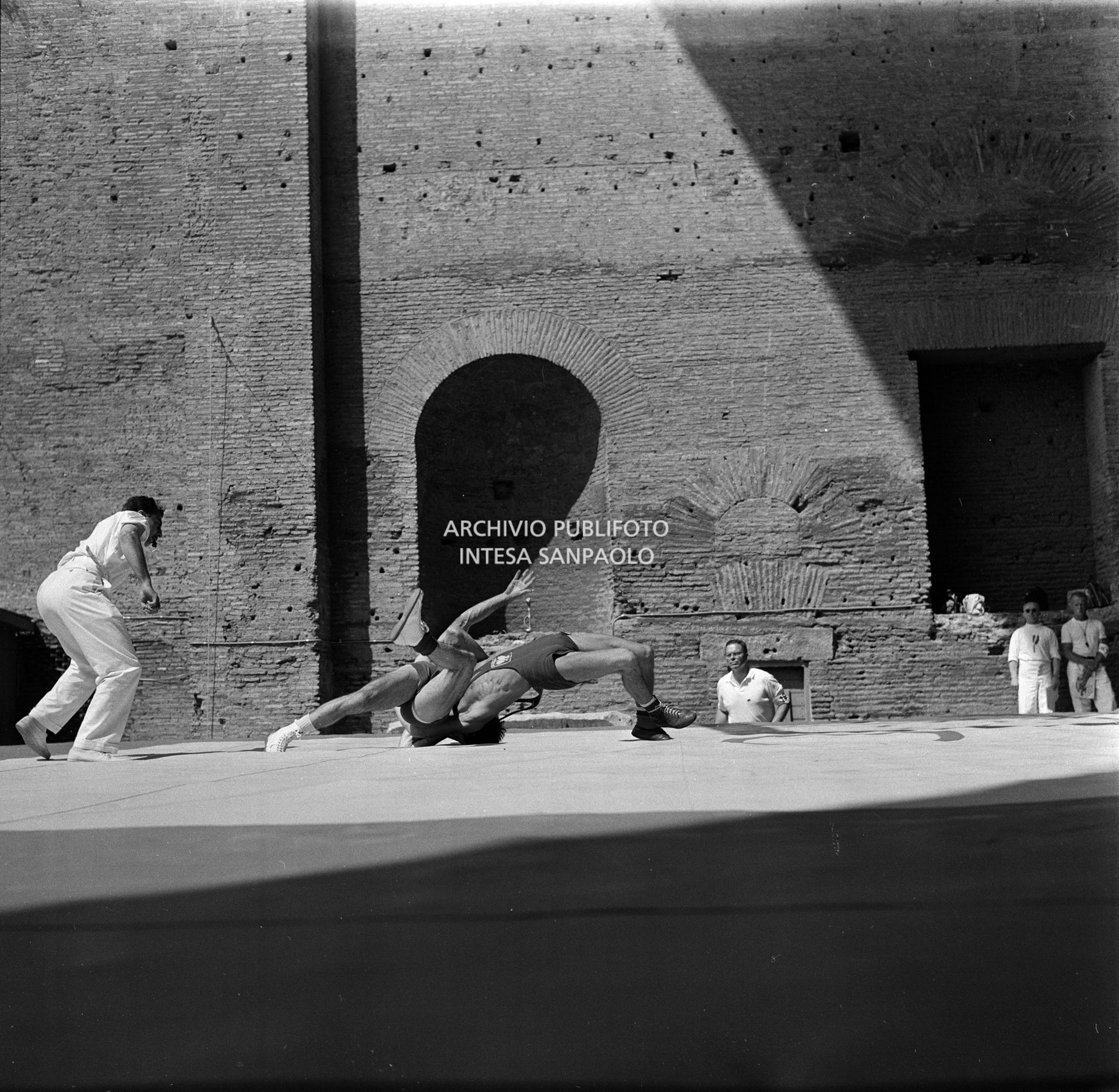 Un momento delle competizioni di lotta libera presso la basilica di Massenzio, XVII Olimpiade a Roma