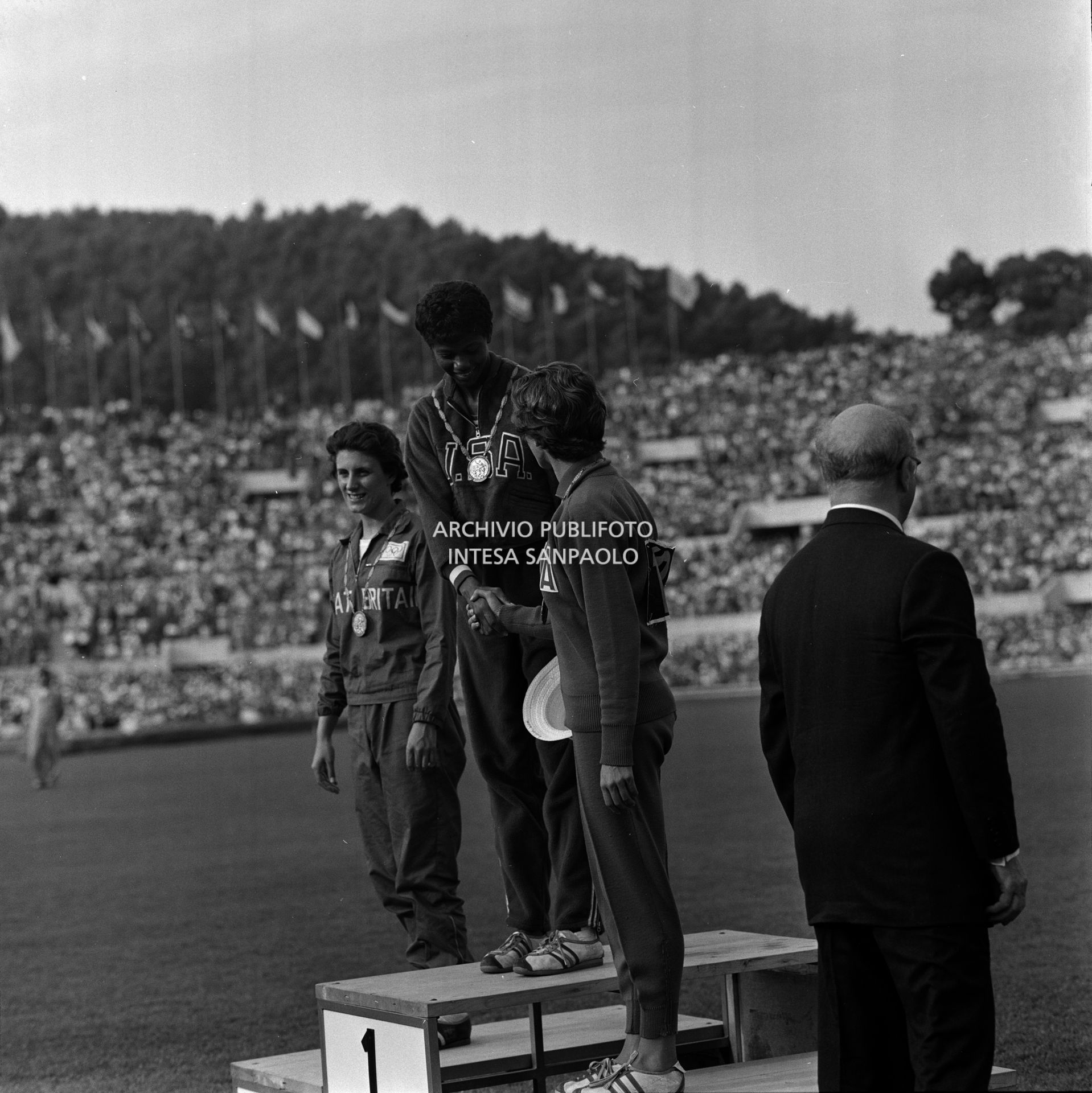 Podio per la gara femminile dei 100m alla XVII Olimpiade a Roma: al centro Wilma Rudolph (medaglia oro), a sinistra Dorothy Hyman (medaglia argento) e a destra Giuseppina Leone (medaglia bronzo)