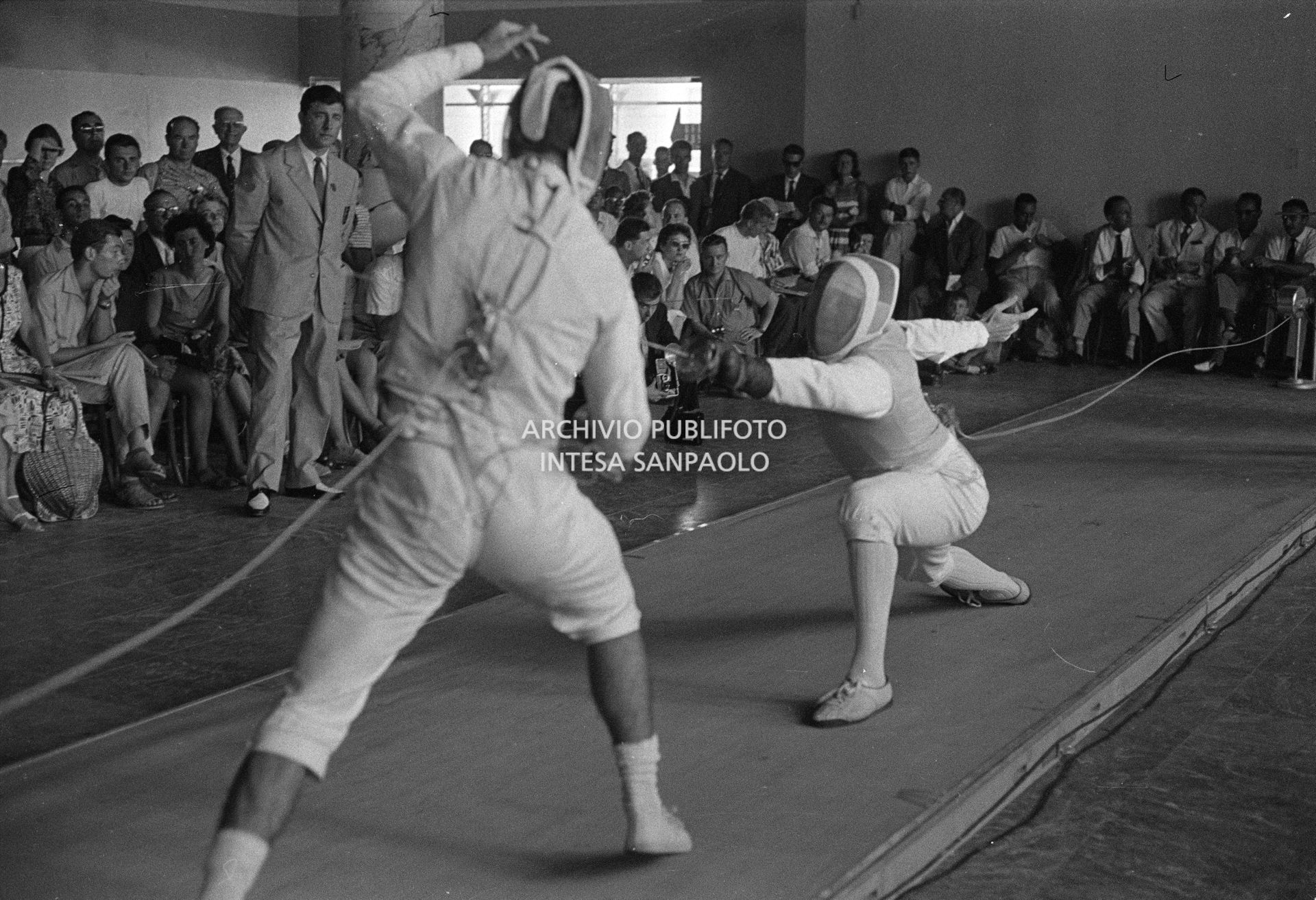 Competizione di fioretto maschile alla XVII Olimpiade a Roma: Alberto Pellegrino (Italia) e Tănase Mureșanu (Romania)