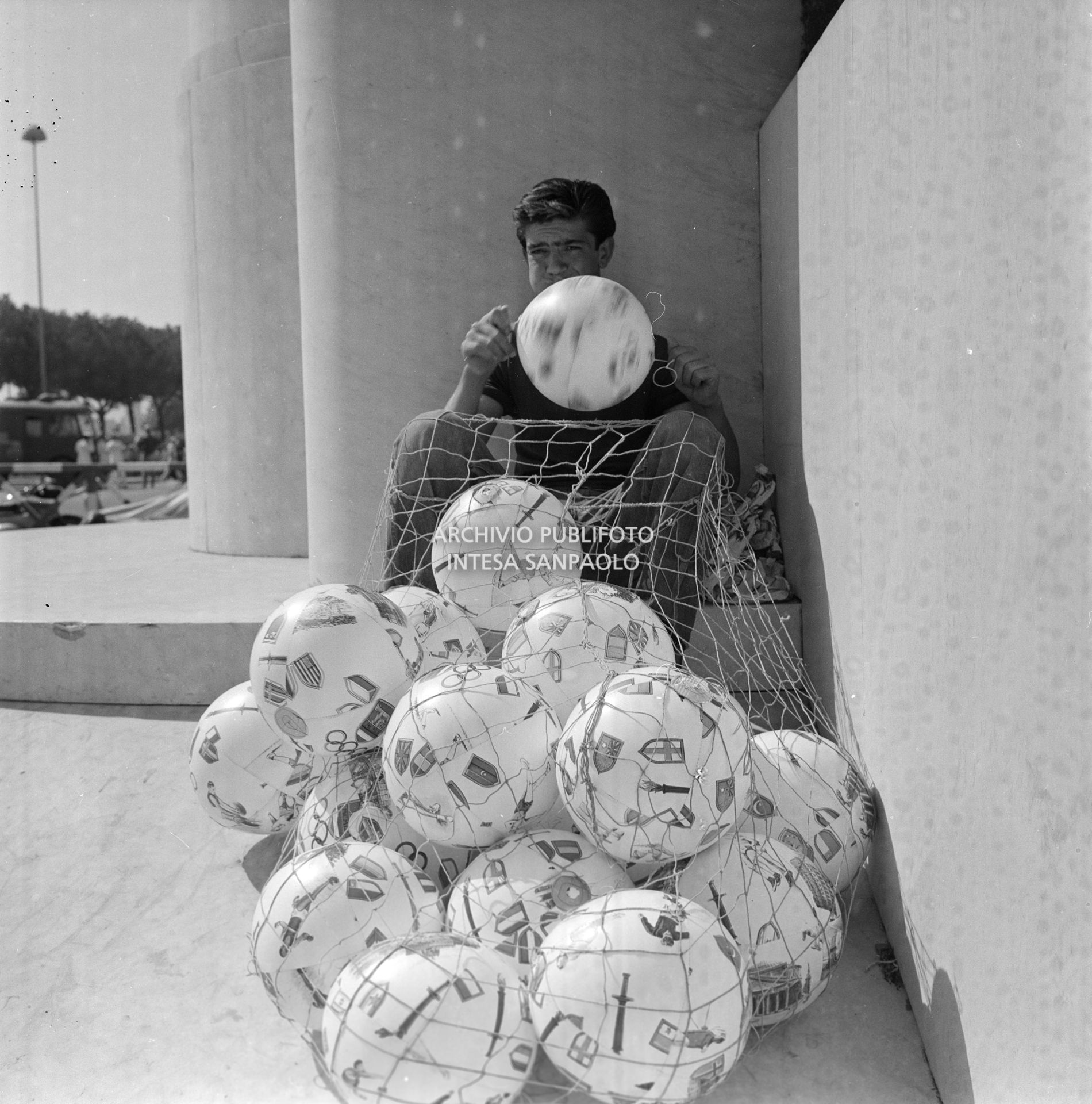 Un venditore di palloni alla XVII Olimpiade a Roma