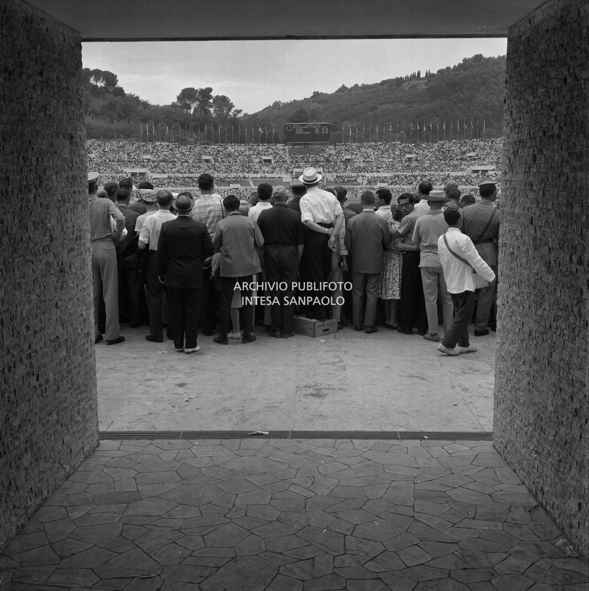 Pubblico allo Stadio Olimpico di Roma assiste alla XVII Olimpiade