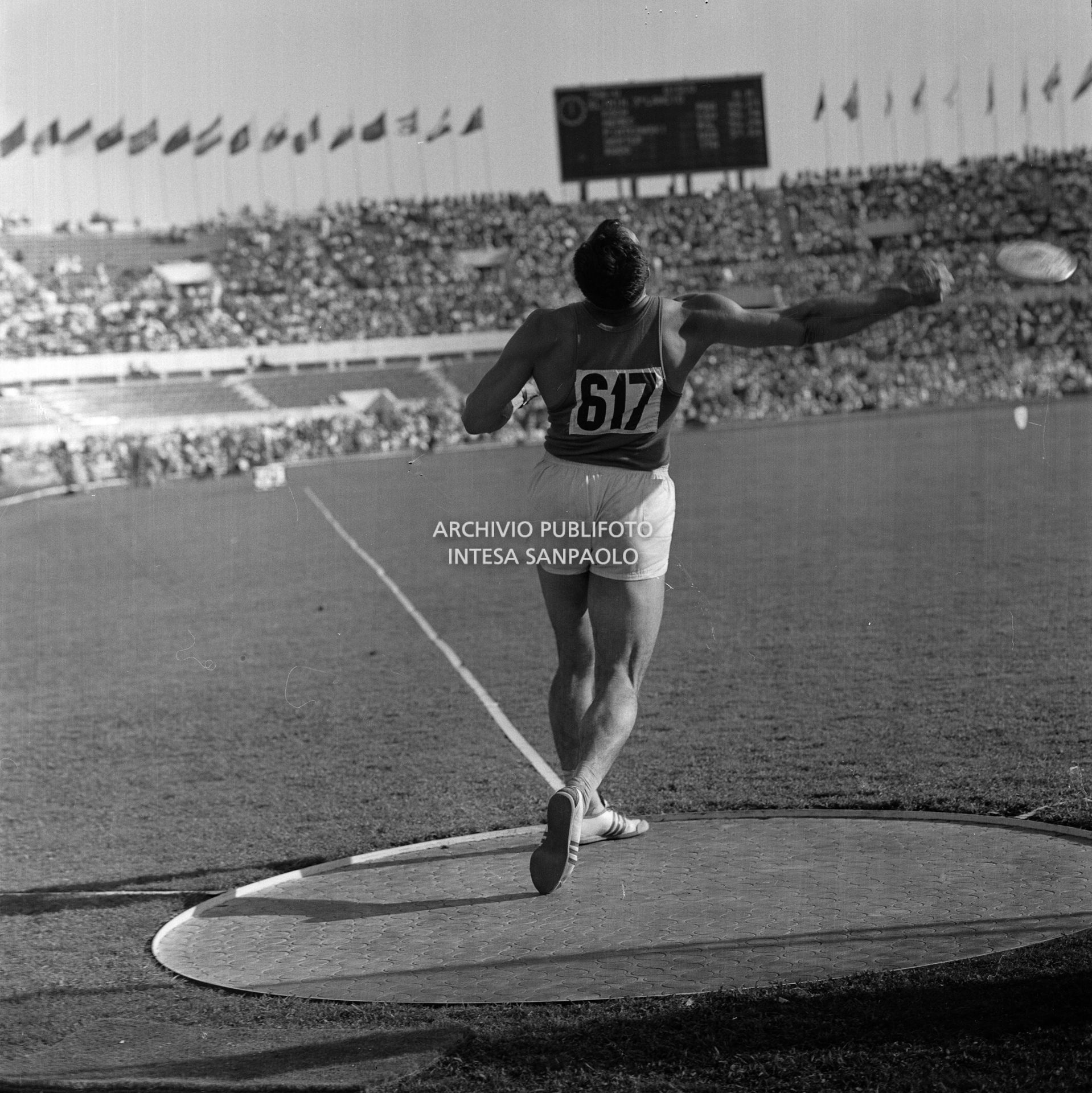 Carmelo Rado alla postazione del lancio del disco in occasione della XVII Olimpiade a Roma