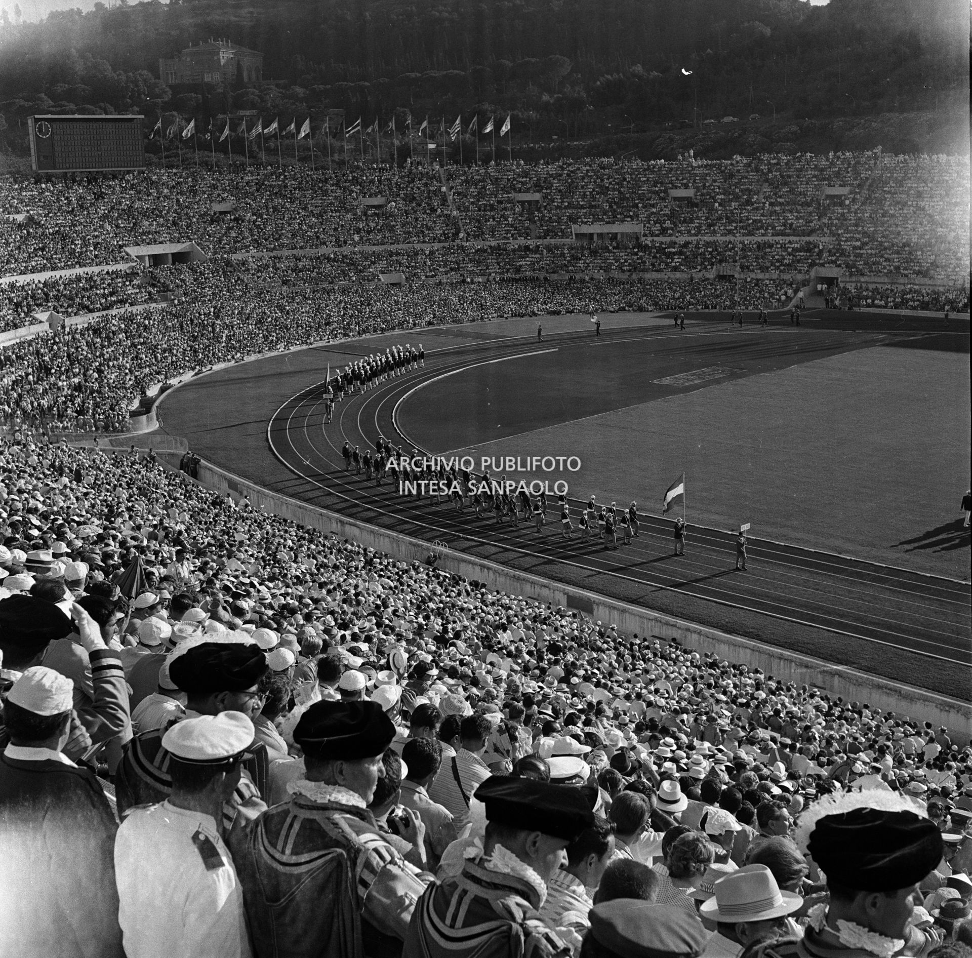Il pubblico assiste a una delle cerimonie presso lo Stadio Olimpico in occasione della XVII Olimpiade a Roma